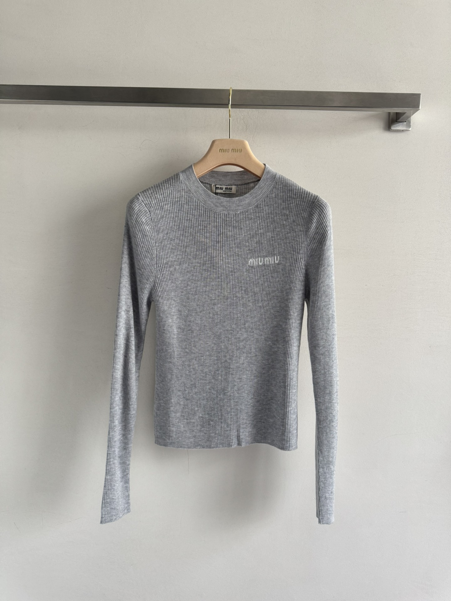 NO:576171,miumi*2025 new knitted bottoming shirt, slim-fitting pit stripe design, unattractive temperament. The fabric is delicate, soft and comfortable, with logo printing on the chest, making the upper body slim and versatile!  Simple to the extreme is fashionable!  Two colors SML,,miumiu,alexander wang19860909miumi*2025新款针织打底衫,修身版型坑条纹设计,气质不挑人 面料细腻柔软舒适,胸前logo印花点缀,上身显瘦又百搭！简单到极致就是时髦！两个色SML,,miumiu,alexander wang,Women's clothing