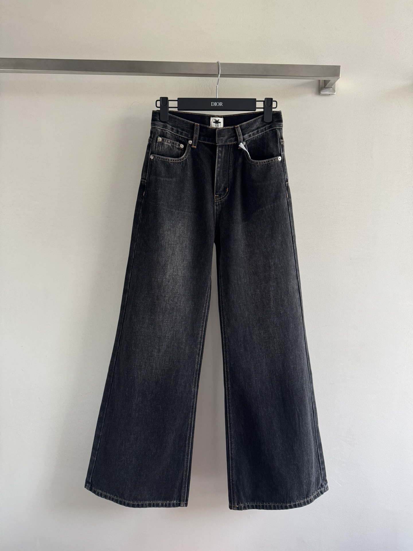 NO:636229,Dio*25FW new wide-leg denim trousers imported washed fabrics are soft and comfortable. They are easy to wear and look slim. Simple and fashionable. The upper body modifies the leg shape and shows the beauty of lines. It is simple and high-end no matter how you wear it. A pair of jeans that never goes out of style. Recommended to match with a series of denim jackets. A set of upper body fashionable SML, Dior-clothing, dior, dior, loro piana, jeans, jackets & coats, alexander wang19860909Dio*25FW新款阔腿牛仔长裤进口洗水面料柔软舒适 版型好穿好搭显瘦 简约时尚不挑人 上身修饰腿型 展现线条美感 怎么穿搭都简单显高级永不过时的一款牛仔裤 推荐搭配系列牛仔外套 一套上身时髦感爆棚SML,迪奥-服装,dior,dior,loro piana,jeans,jackets & coats,alexander wang,Women's clothing