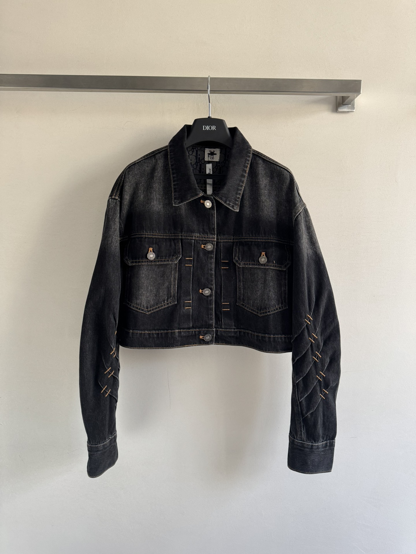 NO:636231,Dio*25FW new lapel denim jacket. Heavy craftsmanship and water treatment. It shows a natural retro color. The short cut upper body shows a casual and unruly design sense on the sleeves. It instantly enhances the overall texture and high-end sense. The upper body is cool and handsome. Recommended to match the series of jeans. A set of upper body styles are versatile and versatile. SML-, Dior-clothing, dior, dior, jeans, jackets & coats, alexander wang19860909Dio*25FW新款翻领牛仔外套 重工艺洗水处理 呈现出自然复古的色泽 短款剪裁上身尽显随性不羁袖子上满满的设计感 瞬间提升整体质感与高级感 上身酷帅 推荐搭配系列牛仔裤一套上身风格百搭多变SML-,迪奥-服装,dior,dior,jeans,jackets & coats,alexander wang,Women's clothing