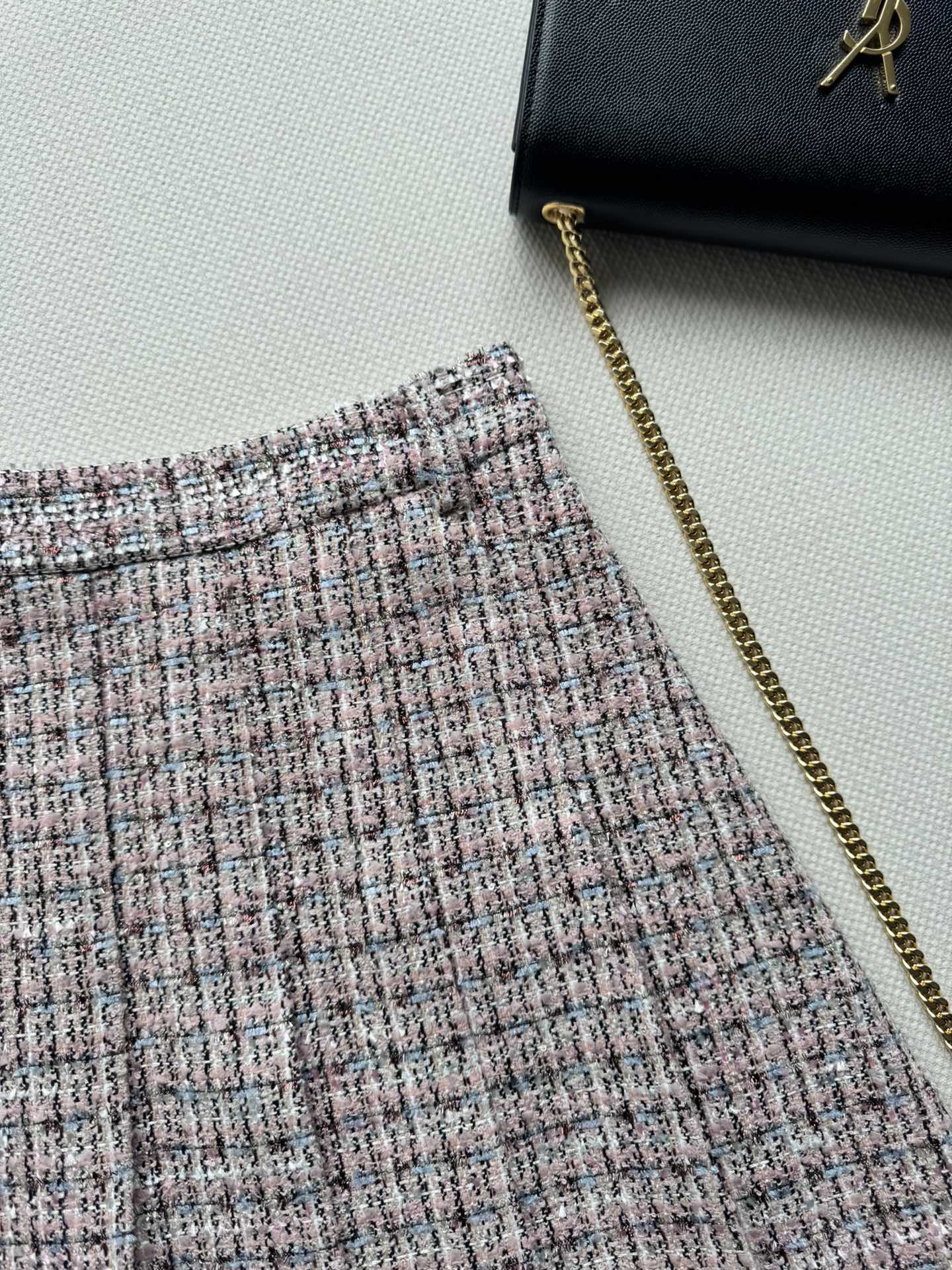 Elegant Pink Tweed Skirt - Sparkly, High-Waisted, Chanel-Inspired Design 5 i1761026836 2043 1