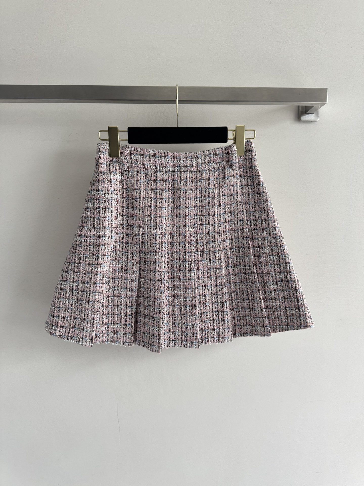 Elegant Pink Tweed Skirt - Sparkly, High-Waisted, Chanel-Inspired Design 2 i1761026837 3203 3