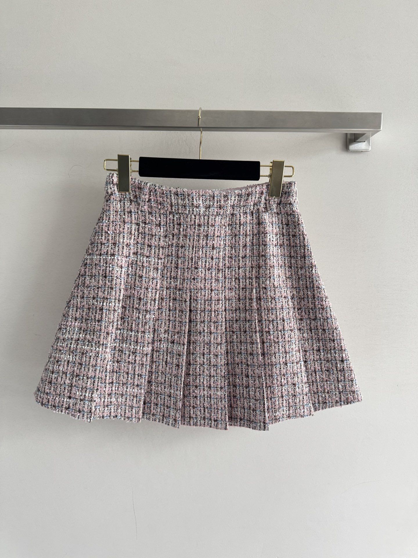 Elegant Pink Tweed Skirt - Sparkly, High-Waisted, Chanel-Inspired Design 3 i1761026837 6987 4