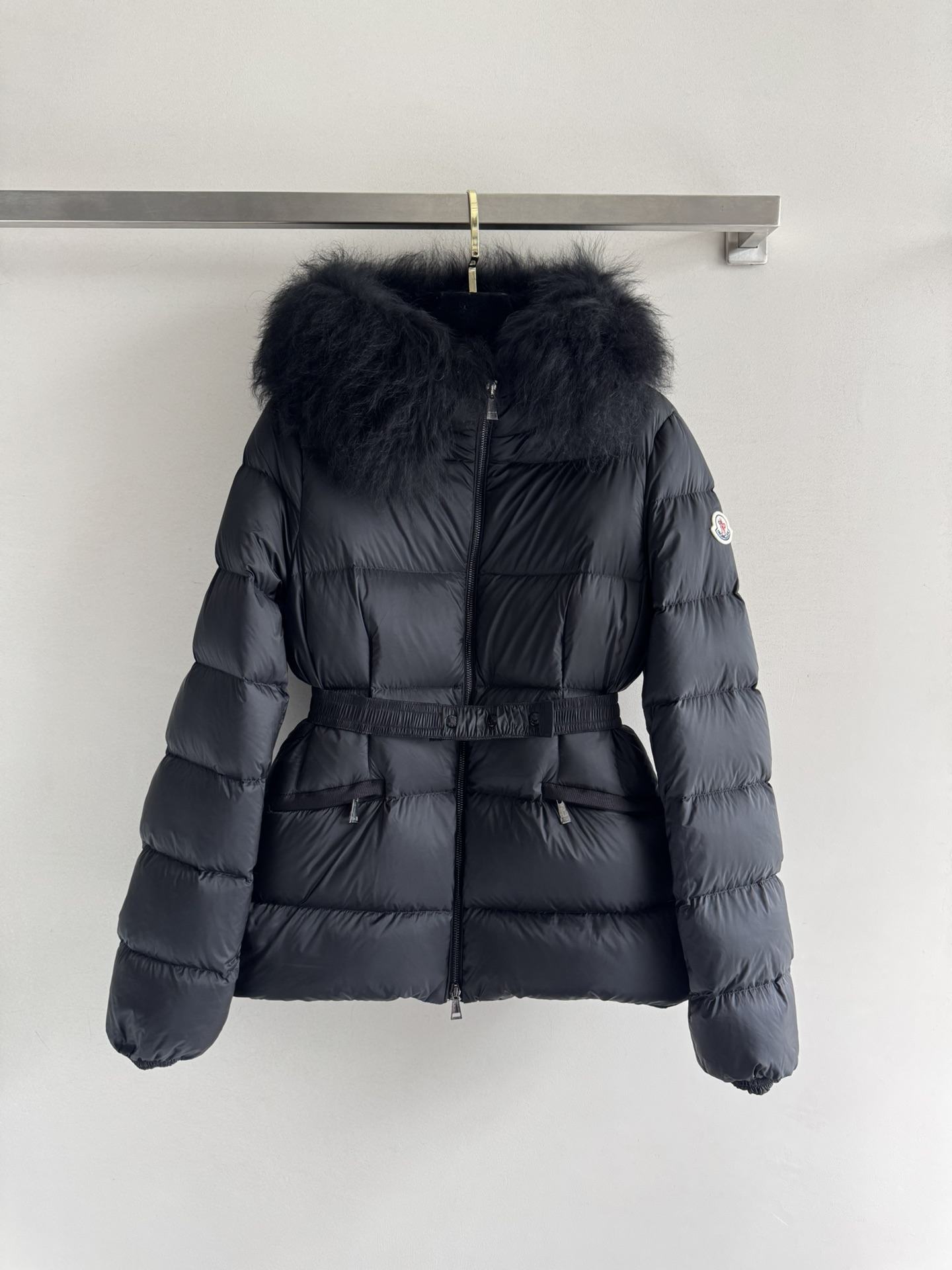 NO:576310,Comes with dust bag Moncle*25FW new hooded waist down jacket Classic hooded down jacket Belt waist pleated design Full of feminine charm Detachable fur collar Full of details The design is very exquisite, like an elegant woman Showing perfect body proportions Slim without being bloated Use 90 white duck down Sufficient padding Warm and comfortable sleeves Iconic brand seal decoration Presents the brand concept Double side zipper pockets are convenient Light slim fit is easy to control  SML!  ,,jackets & coats,down jacket,hats,alexander wang19860909配防尘袋Moncle*25FW新款连帽收腰羽绒服 经典连帽羽绒服外套 腰带收腰压褶设计 充满女性魅力 毛领可拆卸 满满的细节 设计非常精致 仿佛像一个优雅的女性 展现出完美身材比例 显瘦又不会臃肿 采用90白鸭绒 填充量足 保暖舒适衣袖标志志性品牌章仔装饰 呈现品牌理念 双侧拉链口袋便捷 轻盈修身版型轻松驾驭 SML！,,jackets & coats,down jacket,hats,alexander wang,Women's clothing