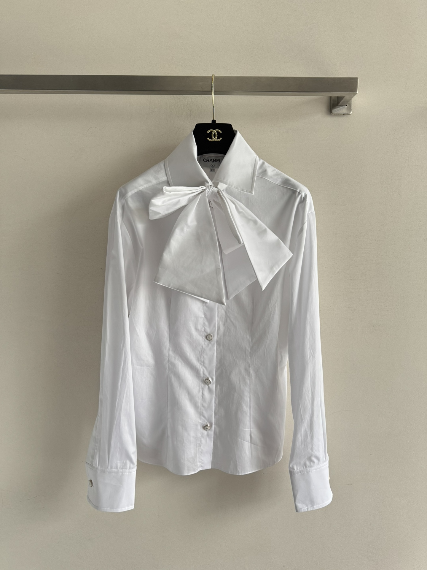 NO:576554,CHANE*25 new retro palace style shirt is carefully made of cotton poplin  The density is higher, the surface is smooth and delicate, and the air permeability is good. The large bow design is elegant and sweet. It can not only show the femininity of women, but also create a capable and intellectual style. The bow shirt is a veritable 'King of All Matches' and can be easily integrated into various styles. Pairing it with a suit jacket is the most classic combination. Using the bow as the highlight of the suit can not only break the seriousness of the suit, but also add feminine charm. Pair it with pants to create a capable and professional image  The perfect combination of elegance and intellectuality, this is the most unmistakable casual match. Wardrobe essential items SML, chanel, jackets & coats, shirts, business suit, alexander wang19860909CHANE*25新款复古宫廷风衬衣采用棉府绸精心制作 密度更高,表面光滑细腻,透气性好大蝴蝶结设计优雅甜美.它既能展现女性的柔美,又能打造出干练知性的风格.蝴蝶结衬衫是名副其实的“百搭王”,可以轻松融入各种风格.搭配西装外套是最经典的组合.将蝴蝶结作为西装内的亮点,既能打破西装的严肃感,又增添女性魅力.搭配裤子打造干练专业的形象 优雅与知性的完美结合,这是最不会出错的休闲搭配.衣橱必备单品SML,,chanel,jackets & coats,shirts,business suit,alexander wang,Women's clothing