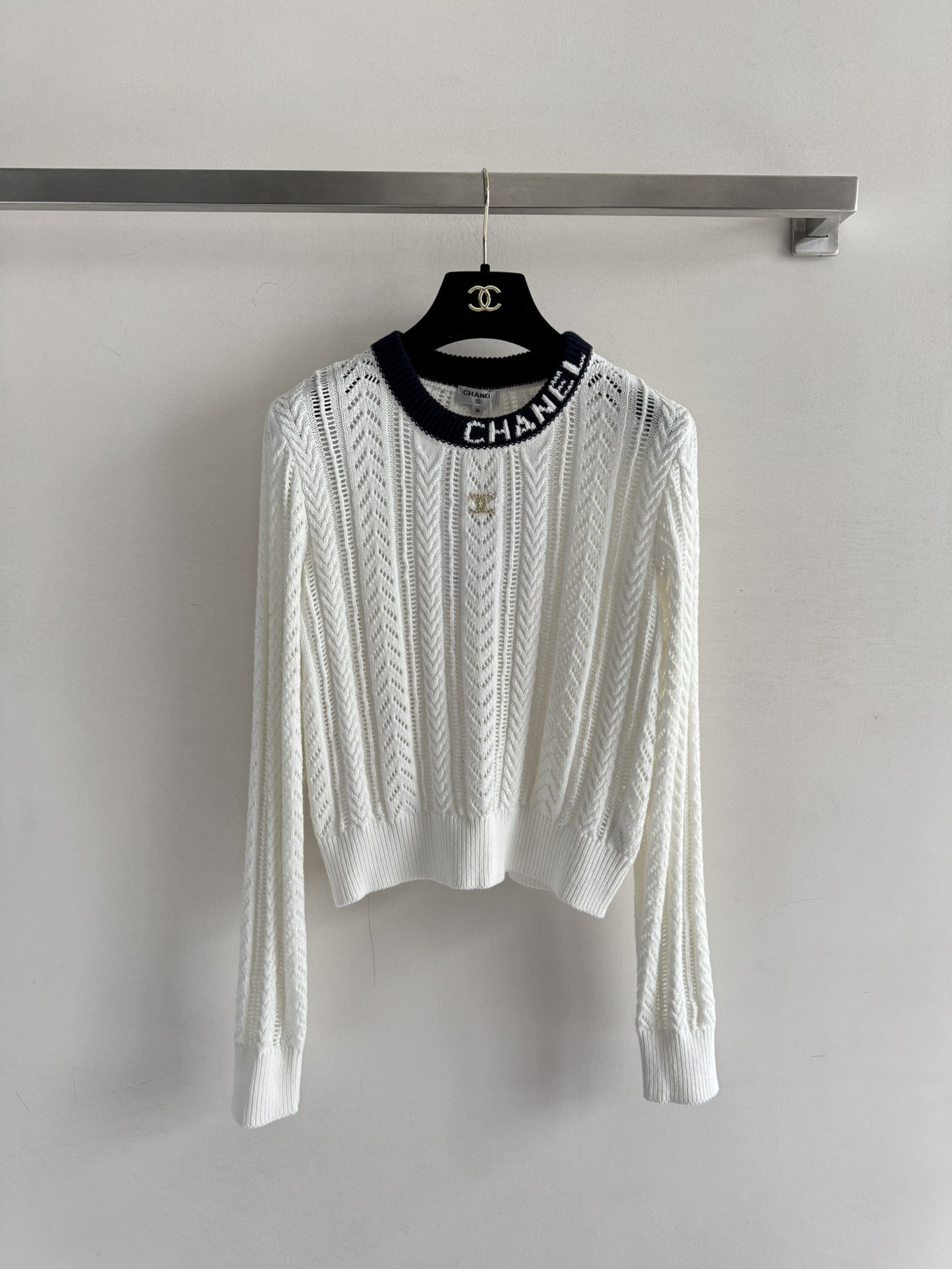 NO:576558,CHANE*25FW new contrast collar sweater with classic double C metal decoration on the chest, round neck contrast color design, and embroidered brand letters to add character. It is simple and versatile, and the texture is soft and comfortable. The regular version is comfortable and unrestricted on the upper body, and can be worn for daily commuting!  SML,,chanel,alexander wang19860909CHANE*25FW新款撞色领针织衫 胸前经典双C金属装饰点缀,圆领撞色设计,还绣有品牌字母增添特色,简洁百搭,质感柔软舒适 常规版型上身自在无束缚,日常通勤都可穿！SML,,chanel,alexander wang,Women's clothing