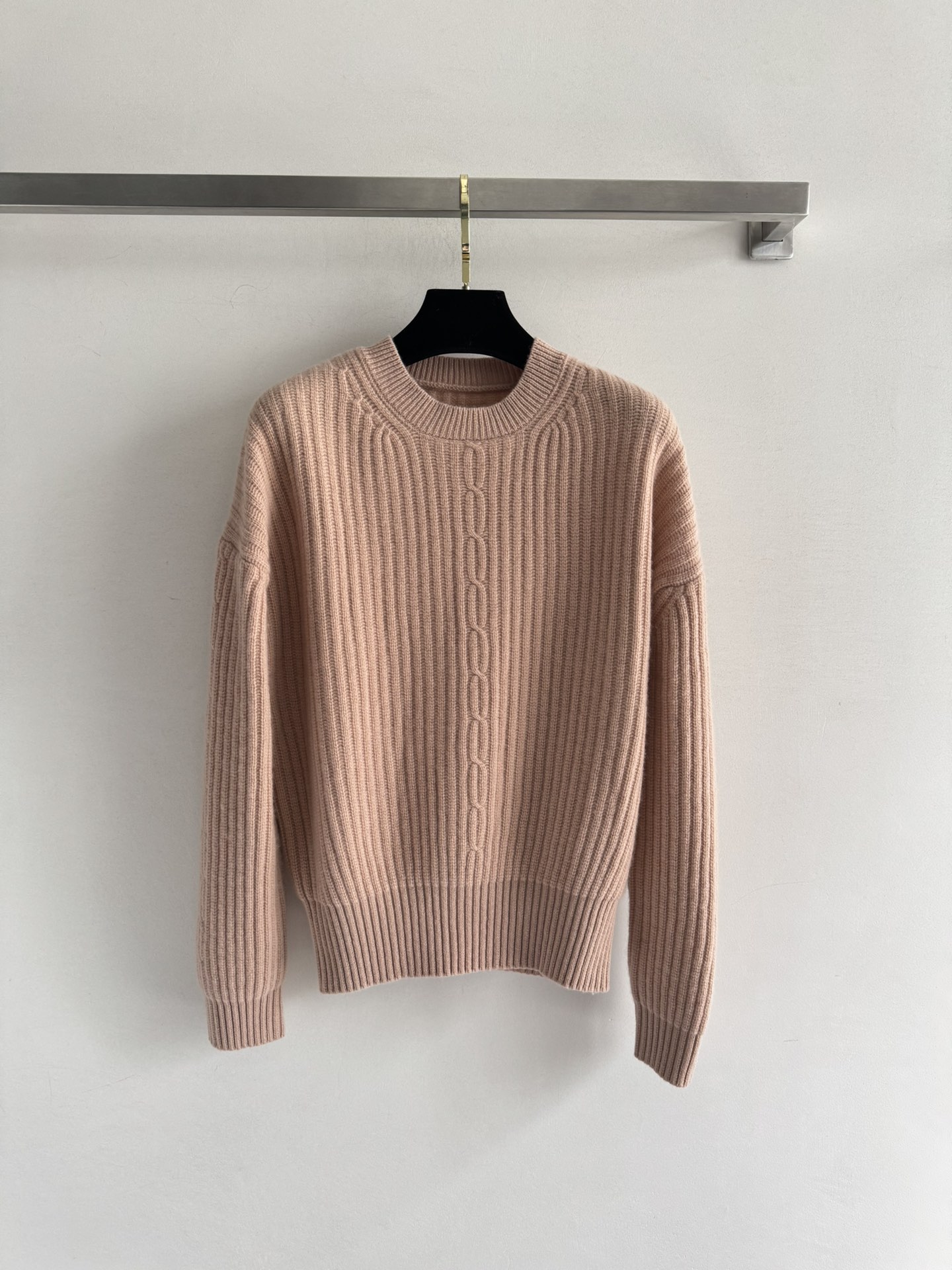 NO:576559,Lor Pian*25FW new sweater is made of cashmere and wool blended material. It is soft, delicate and warm. It is super comfortable to wear next to you in autumn and winter!  The twist-and-strip technique is simple and yet has a sense of design. The round neck is versatile and looks great with shirts or jackets~ Suitable for commuting and leisure. SML-,,jackets & coats,shirts,alexander wang19860909Lor Pian*25FW新款针织衫选用羊绒羊毛混纺材质 柔软细腻又保暖,秋冬贴身穿超舒服！抽条绞花工艺,简约又有设计感,圆领百搭款,配衬衫或外套都很出彩~ 通勤休闲都能hold住SML-,,jackets & coats,shirts,alexander wang,Women's clothing