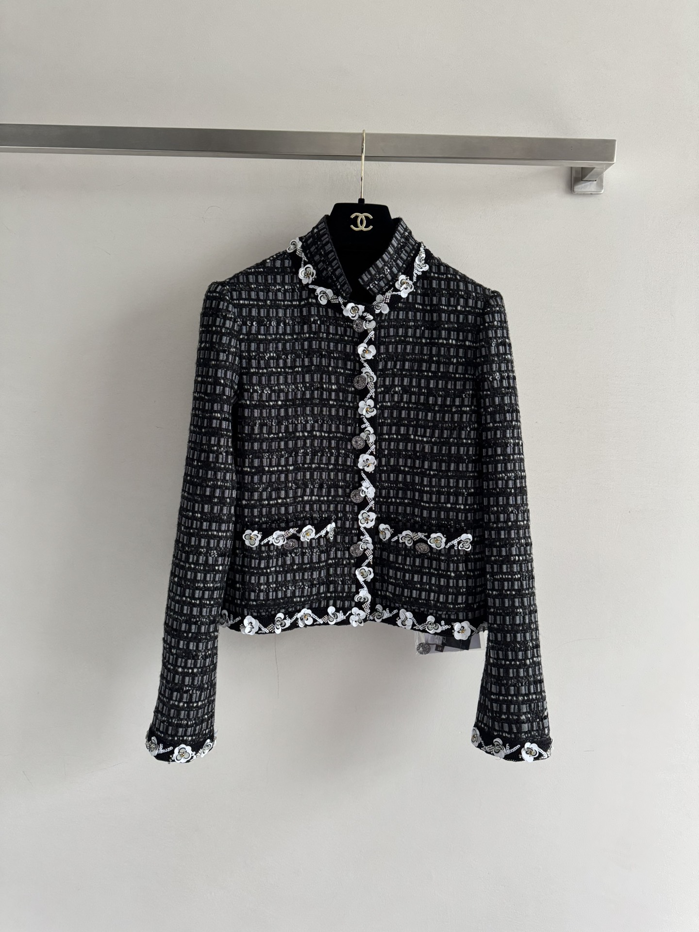 NO:576552,Comes with dust bag Chane*25 new autumn and winter super high-end handmade series tweed jacket, silk lining Classic dark color + exquisite flower embroidery, elegant and detailed. Short design, super easy to layer, suitable for autumn and winter commuting or formal occasions. Handmade tweed material, warm and textured, paired with high-waisted pants or skirts, full of retro and high-end atmosphere! Chanel handmade series has always been known for its exquisite craftsmanship and unique design, and is a classic choice in the fashion circle~SML,,chanel,chanel,skirts,jackets & coats,real silk,alexander wang19860909配防尘袋Chane*25秋冬新款 超级高级手工坊系列粗花呢外套,真丝里衬 经典深色系+精致花朵刺绣,优雅又有细节感.短款设计,叠穿超方便,秋冬通勤或正式场合都能轻松驾驭.手工粗花呢材质,保暖又有质感,搭配高腰裤或裙装,复古高级氛围感拉满!香奈儿手工坊系列一直以精致工艺和独特设计著称,是时尚圈的经典之选～SML,,chanel,chanel,skirts,jackets & coats,real silk,alexander wang,Women's clothing