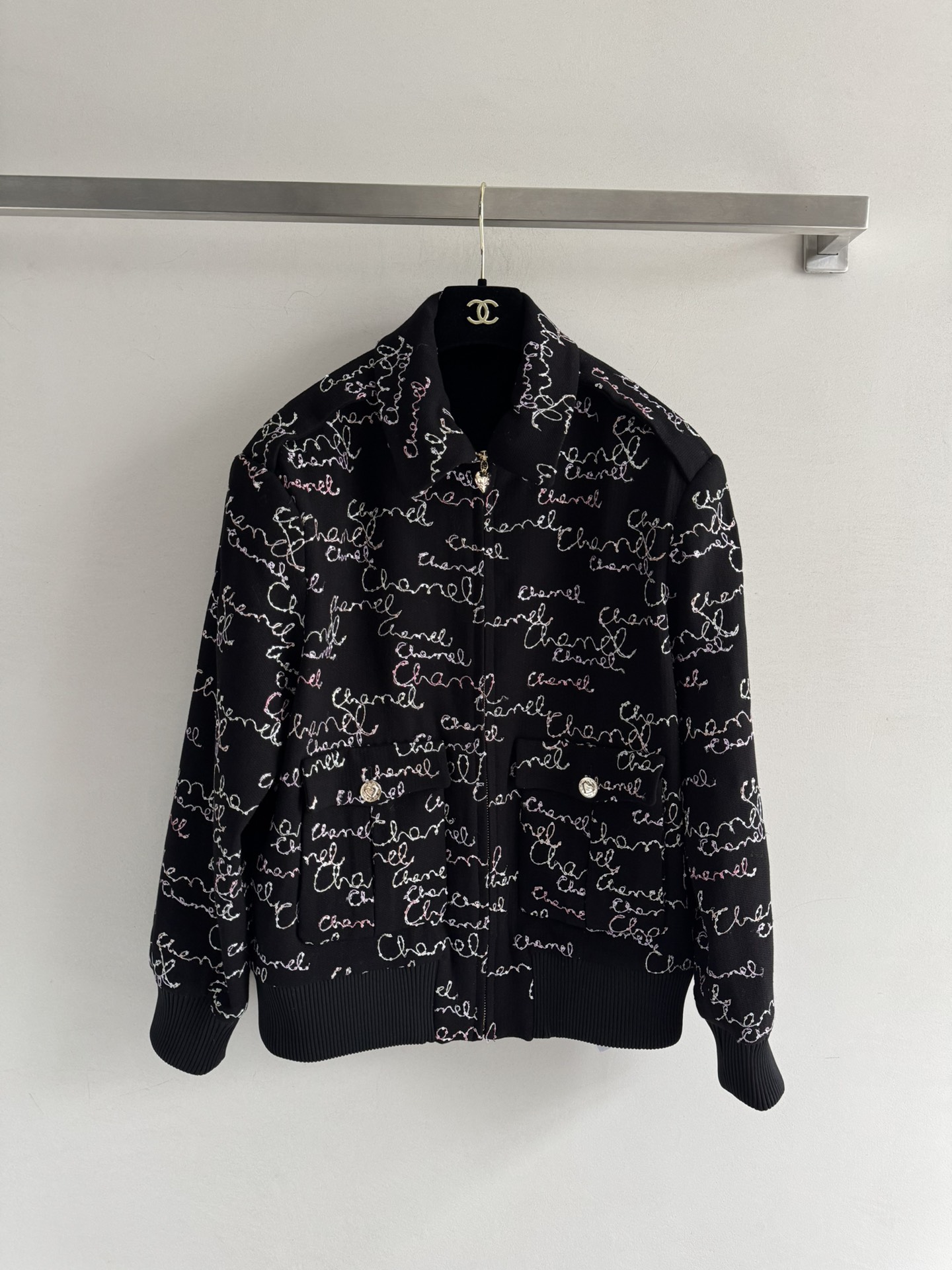 NO:576550,Chane*25 new autumn and winter style super high-end handmade series jacket, silk lining, classic dark color + exquisite letter embroidery, elegant and detailed. It can be easily used for autumn and winter commuting or formal occasions. Wool material, warm and textured, paired with high-waisted pants or skirts, full of retro high-end atmosphere! Chanel handmade series has always been famous for its exquisite craftsmanship and unique design, and is a classic choice in the fashion circle~,,chanel,chanel,skirts,jackets & coats,jackets & coats,real silk,alexander wang19860909Chane*25秋冬新款 超级高级手工坊系列夹克外套,真丝里衬 经典深色系+精致字母刺绣,优雅又有细节感.秋冬通勤或正式场合都能轻松驾驭.羊毛材质,保暖又有质感,搭配高腰裤或裙装,复古高级氛围感拉满!香奈儿手工坊系列一直以精致工艺和独特设计著称,是时尚圈的经典之选～,,chanel,chanel,skirts,jackets & coats,jackets & coats,real silk,alexander wang,Women's clothing