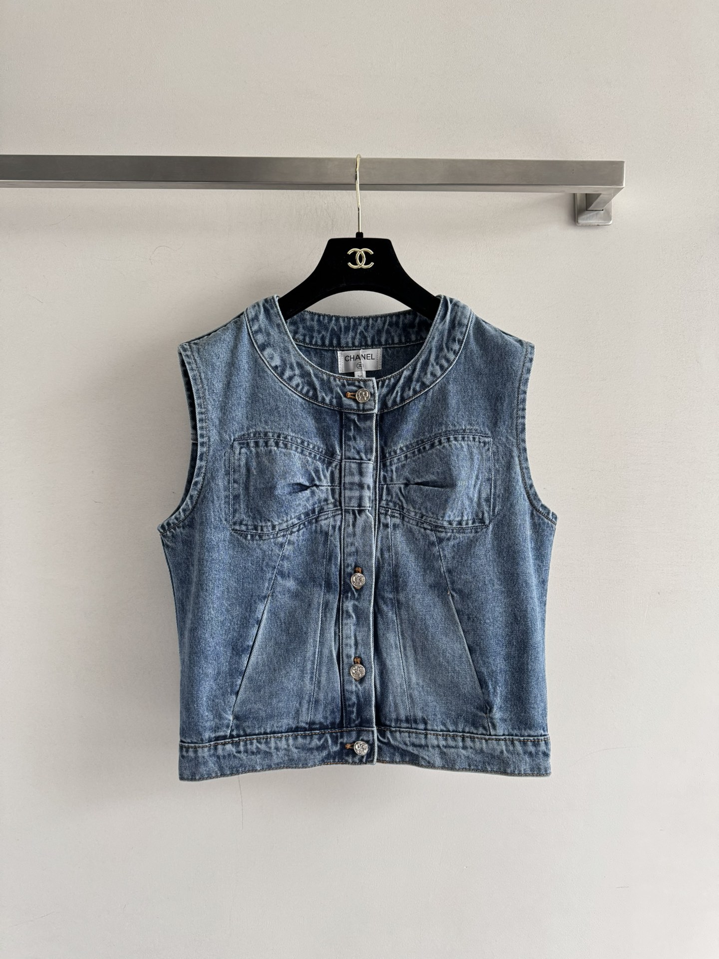 NO:576562,Chane*25K new style round neck denim vest jacket with bow knot design and customized enzyme washed denim fabric!  A must-have item for Bai Fumei. The H-shaped upper body looks slimming!  The denim texture is soft and delicate!  The nostalgic retro wash has a fashionable and high-end tone!  Recommended to match with series of jeans~SML,,chanel,jeans,jackets & coats,alexander wang19860909Chane*25K新款 圆领牛仔马甲外套 蝴蝶结工艺设计 定制酵素洗水牛仔面料！白富美必入单品.H版型上身巨显瘦！牛仔质感柔软细腻！怀旧复古洗水时髦又高级的调调！推荐与系列牛仔裤搭配～SML,,chanel,jeans,jackets & coats,alexander wang,Women's clothing