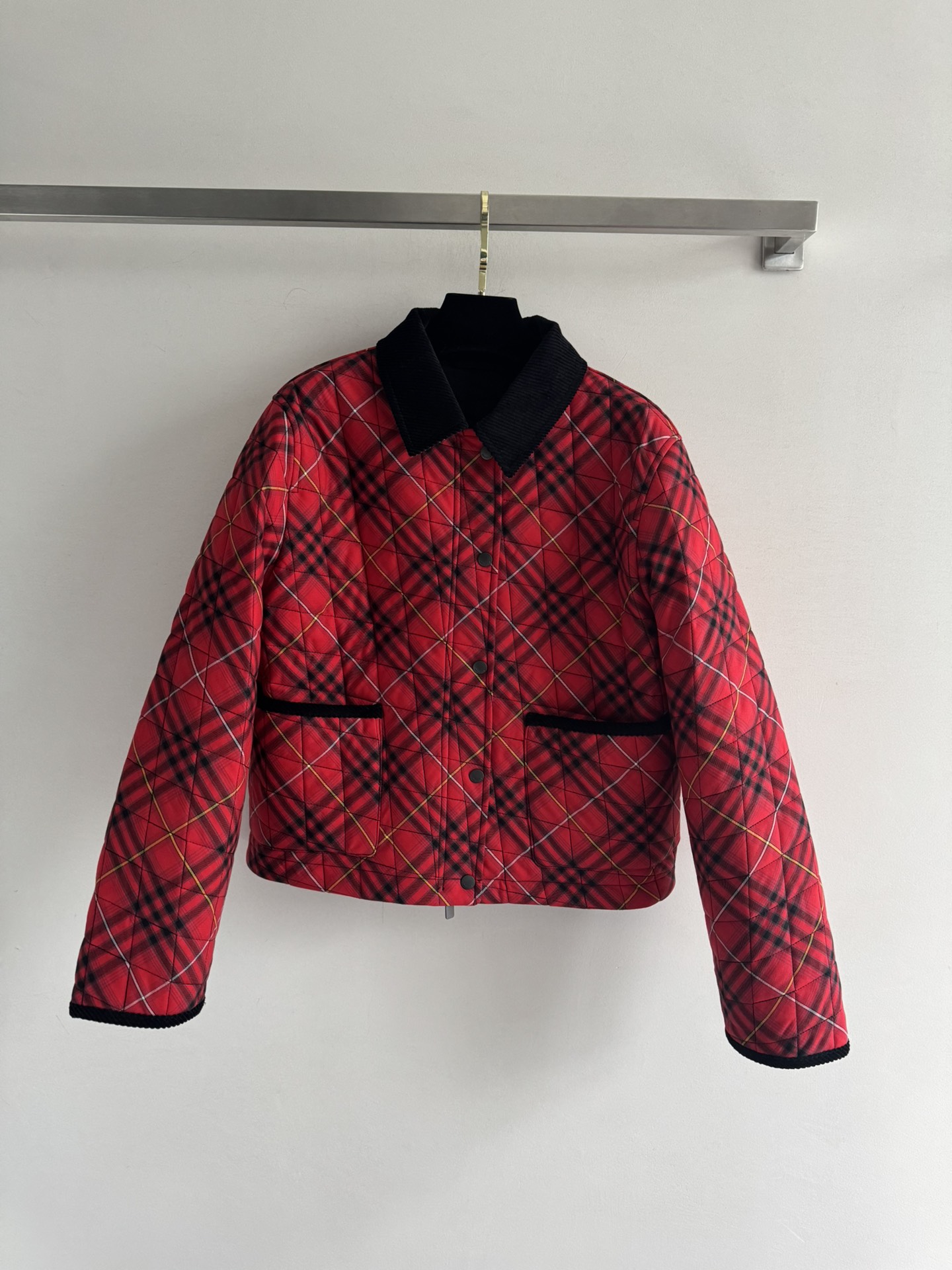 NO:576700,Burberr*25FW new classic brown tone plaid cotton jacket, short silhouette!! The short plaid quilted cotton jacket is a combination of the brand's classic plaid and practical functions, combining British elegance and outdoor functionality. The fabric is made of cotton twill material, durable and retains the brand heritage. The lining pocket equestrian knight logo low-key highlights the identity and echoes the brand's long equestrian cultural tradition. The corduroy collar adds a retro texture while improving neck comfort. Short version  Neat and proportional, suitable for matching with high-waisted bottoms or layering. Multifunctional side pockets + zipper/snap button closure, taking into account practicality and simple lines. Made in Yorkshire, England, the workshop emphasizes handmade quality, and the filled polyester fiber ensures lightness and warmth, suitable for early spring or late autumn. SML,, burberry, jackets & coats, jackets & coats, alexander wang19860909Burberr*25FW新款 经典棕调格纹棉服外套 短款廓形!!短款格纹绗缝棉服夹克是品牌经典格纹与实用功能的结合,兼具英伦优雅和户外机能感,面料棉质斜纹材质,耐用且保留品牌heritage 内衬口袋马术骑士徽标,低调彰显身份,呼应品牌悠久的马术文化传统.灯芯绒衣领增添复古质感,同时提升颈部舒适度.短款版型 利落显比例,适合搭配高腰下装或叠穿.多功能口袋侧边贴袋+拉链/按扣开合,兼顾实用性与线条简洁感.英格兰约克郡工坊制作强调手工品质,填充聚酯纤维保证轻暖,适合初春或深秋穿着.SML,,burberry,jackets & coats,jackets & coats,alexander wang,Women's clothing