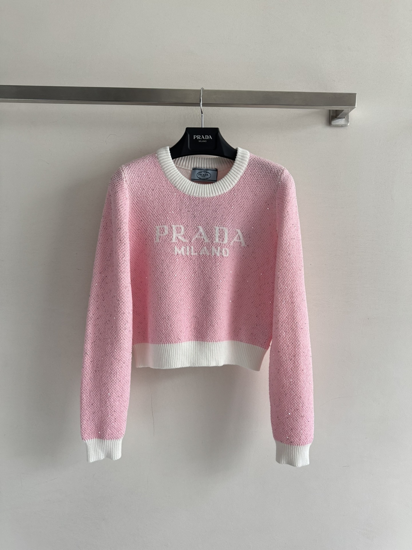 NO:576691,Prad*25FW new long-sleeved knitted top, sequin-embellished contrasting color design, round neck and short version, versatile and fashionable!  The fabric is soft and decorated with printed logo letters on the chest. College-style girl outfits are available in three colors: SML, prada, and alexander wang.19860909Prad*25FW新款长袖针织上衣,亮片点缀撞色设计 圆领小短款版型 百搭气质又时髦！面料柔软材质 胸前logo字母印花装饰 学院风少女穿搭三色可选SML,,prada,alexander wang,Women's clothing