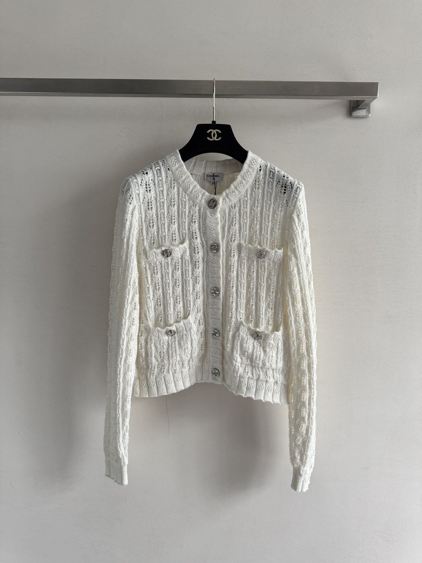 NO:576689,CHANE*25FW new long-sleeved knitted cardigan blended fabric feels soft, the upper body is comfortable and textured, the color is gentle and elegant and full of vitality. It can show a different temperament with ease. It looks good no matter how you match it. Three colors SML, chanel, alexander wang19860909CHANE*25FW新款长袖针织开衫混纺面料手感柔软,上身舒适超有质感,颜色温婉淡雅而充满活力轻松搭配都能展现出不一样的气质,怎么搭都好看三色SML,,chanel,alexander wang,Women's clothing