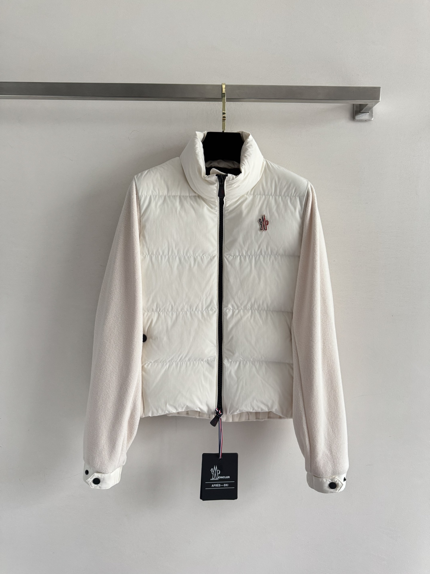 NO:576685,Comes with dust bag Moncle*25FW new spliced ​​hooded down jacket, classic high collar zipper design, simple and practical!  The cuffs and back are spliced ​​with teddy velvet fabric, and the lining is filled with white goose down. It has perfect thermal insulation, and the outer layer is windproof and waterproof, so you are not afraid of the cold when going out in winter. The Moncle* logo on the chest is very recognizable, fashionable and versatile, and can be easily used for commuting, traveling and outdoors. It goes well with high-waisted pants or casual pants. SML-,, down jacket, hats, alexander wang19860909配防尘袋Moncle*25FW新款拼接连帽羽绒服 经典高领拉链设计,简约又实用！袖口和后背处拼接泰迪绒面料 白鹅绒填充内里 保暖力满分,外层防风防水,冬天出门不怕冷.胸前Moncle*标志超有辨识度,时尚又百搭,通勤、旅行、户外都能轻松驾驭,搭配高腰裤或休闲裤都很出彩SML-,,down jacket,hats,alexander wang,Women's clothing