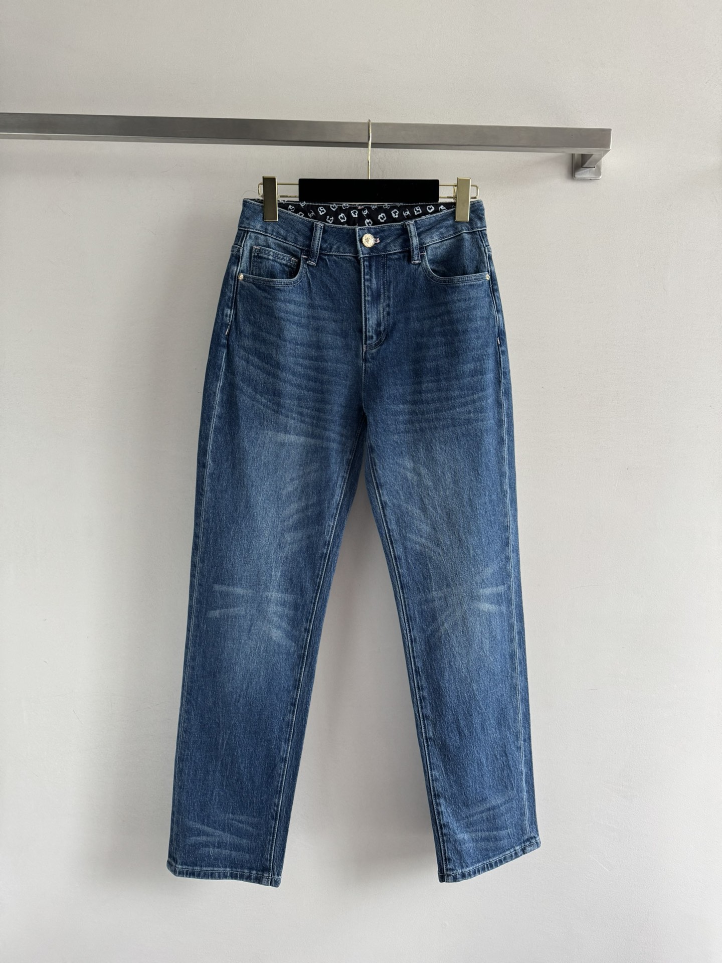 NO:576693,Chane*25 new matte white stretch jeans are made of custom-made YB twill cotton denim material, with high-end texture, comfortable and stretchy wear, high-waisted straight legs and small feet, whole-body enzyme washing and even dyeing, retro dark blue and old matte white, two pockets at the back with double C embellishment, three-dimensional tailoring, waist lining with floral elements, more eye-catching and fashionable, exquisite and durable details highlight the brand style, fashionable and western style SML,,chanel,jeans,alexander wang19860909Chane*25新款磨白弹力牛仔裤定制YB斜纹棉牛仔材质,质感高级,穿搭舒适弹力,高腰直筒小脚版型,通体酵素水洗均匀染色,复古深蓝做旧磨白,后面两口袋双C点缀立体剪裁,腰身内衬增加碎花元素,更吸睛时髦,精致耐看的细节突出品牌格调,穿搭时髦洋气SML,,chanel,jeans,alexander wang,Women's clothing