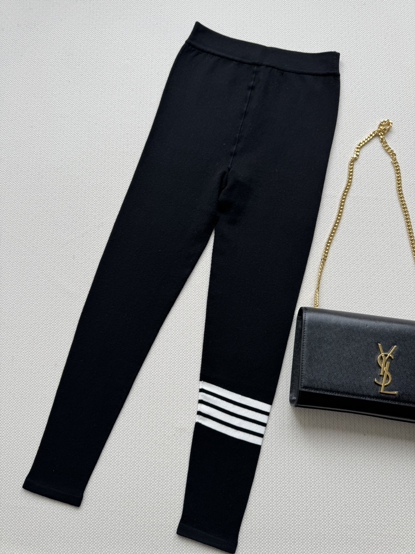NO:576884,THOM BROWNE*225 new autumn and winter leggings with elastic waist and elastic slim pants. The basic model is simple and practical. It is decorated with the signature four stripes. It is very impressive. The elastic waist is not flattering on the body. The whole body is tight elastic fabric. The version is also OK. It can be used as leggings on the upper body. It can also be used as sports pants and for yoga. How to wear it and make it trendy. Two colors SML-,,alexander wang19860909THOM BROWNE*225秋冬新款打底裤松紧带腰头弹力修身裤 基础款简约实用 上面有招牌式的四条杠修饰 十分有气势 松紧带腰头不挑身材 通体紧身弹力面料 版型也OK 上身即可做打底裤 也能做运动裤和瑜伽时候穿 怎么穿怎么发潮 两色SML-,,alexander wang,Women's clothing
