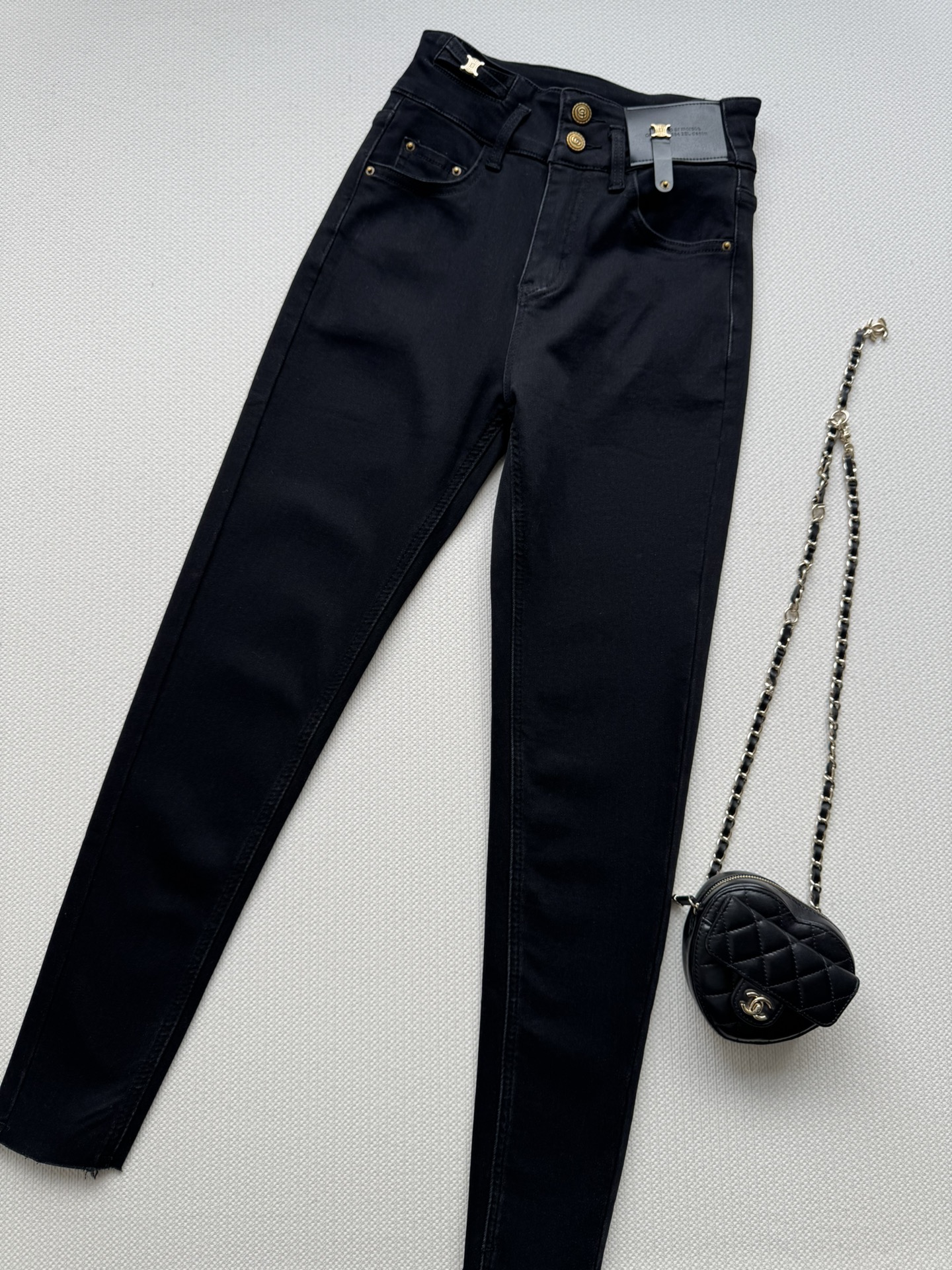 NO:576896,CELIN*25 new autumn and winter velvet jeans are designed with a high waist, which perfectly enhances the waistline, elongates the proportion of the legs, and instantly transforms into long legs!  Thickened and velvet treated, the thermal insulation effect is first-class, even in the cold autumn and winter, you can feel as warm as spring. The flocked thin velvet fabric is soft and smooth, comfortable to wear and not bloated. Retro style, fashionable and stylish, easy to control various occasions. SML,,celine,jeans,alexander wang19860909CELIN*25秋冬新款加绒牛仔裤高腰设计,完美提升腰线,拉长腿部比例,瞬间变身大长腿！加厚加绒处理,保暖效果一流,即使在寒冷的秋冬也能温暖如春.植绒薄绒面料,柔软顺滑,穿着舒适不臃肿复古风格,时髦有型,轻松驾驭各种场合SML,,celine,jeans,alexander wang,Women's clothing