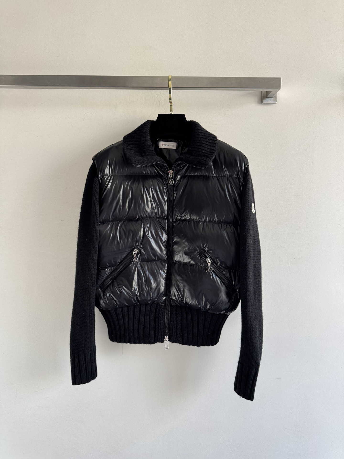 NO:577130,Equipped with a dust bag, the MoncIe* muzzled autumn and winter woolen spliced ​​stand-collar down jacket is made of 90% white goose down and 90% wool fabric. It has a super good texture and is extremely warm. The sweater and down are both basic styles, simple and fashionable, versatile and age-reducing. It is also the trend vane of winter clothing. The large logo embroidered Iogo pattern on the back is super eye-catching!  Full of texture, large velvet, delicate and fluffy!  It has enough padding and is wearable!  Highly recommended three-color SML, Moncler, sweaters, down jacket, alexander wang19860909配防尘袋MoncIe*蒙口秋冬毛织拼接立领羽绒服采用90白鹅绒加90羊毛面料 质感超好 保暖度极强 毛衣拼羽绒都是走基础风格,简约时尚 百搭又减龄 也是冬装潮流风向标 背后大幅logo刺绣Iogo图案超吸睛！质感满满,绒朵大且细腻蓬松度十足！填充量足足的,实穿性也不在话下！超推荐三色SML,,Moncler,sweaters,down jacket,alexander wang,Women's clothing