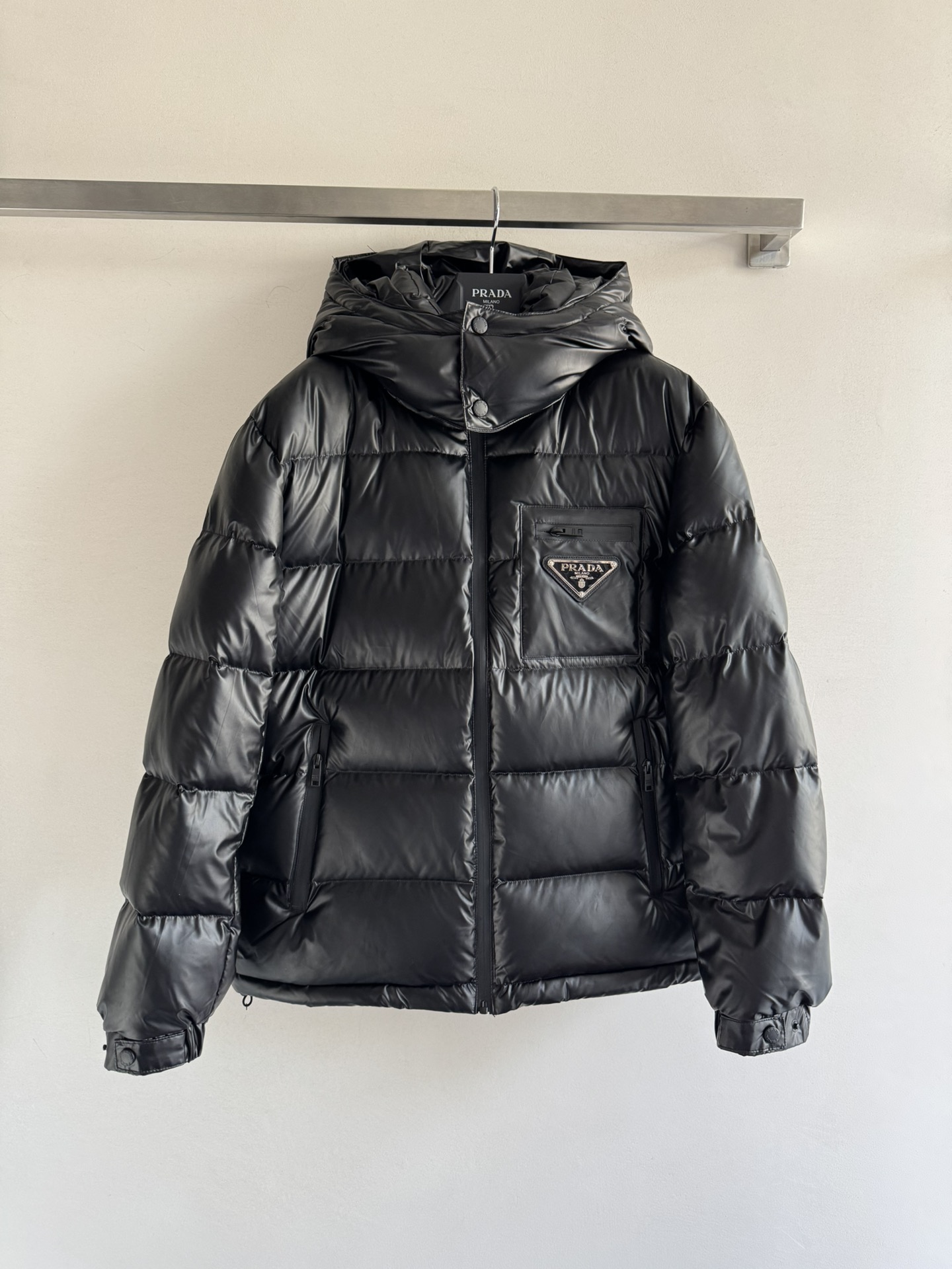 NO:637309,prad*25FW new black technology laminated down jacket with hood, detachable and stand-up collar, various styles. It is made of innovative regenerated nylon fabric, which is quite novel. The lining is well filled with goose down and has good warmth retention, even if the weather is very cold. It is OK to wear even if the weather is very cold. The chest pocket is marked with a large enamel triangle mark, which has both ingenious details and brand style. Very atmospheric SML-, Prada-clothing, prada, prada, down jacket, hats, alexander wang19860909prad*25FW新款黑科技压胶羽绒服连帽可拆卸变立领多种风格 采用创新的再生尼龙织物制作,颇具新颖特色.里料鹅绒填充量很足 具有较好的保暖性,即使天气很冷穿着也OK,胸前口袋标识珐琅大三角标,兼具匠心细节与品牌风格 非常的大气SML-,普拉达-服装,prada,prada,down jacket,hats,alexander wang,Women's clothing