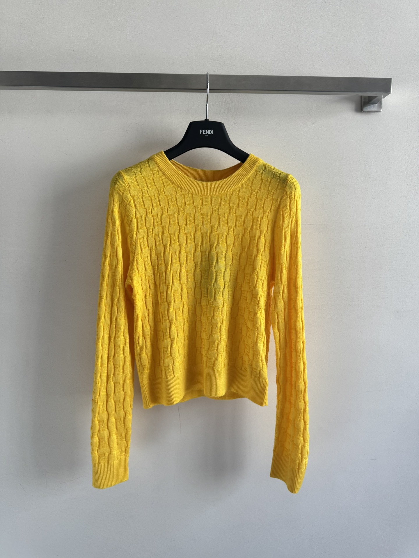 NO:577322,FEND*25FW new pullover sweater with all-over double F jacquard design and advanced round neck. It is simple and versatile, and the texture is soft and comfortable. It has a gentle temperament whether worn inside or on its own. The regular version is comfortable and unrestricted on the upper body, and can be worn for daily commuting!  3 colors SML-,,fendi,alexander wang19860909FEND*25FW新款套头针织衫通体双F提花设计高级 圆领简洁百搭,质感柔软舒适,不管内搭还是单穿都显温柔气质 常规版型上身自在无束缚,日常通勤都可穿！3色SML-,,fendi,alexander wang,Women's clothing