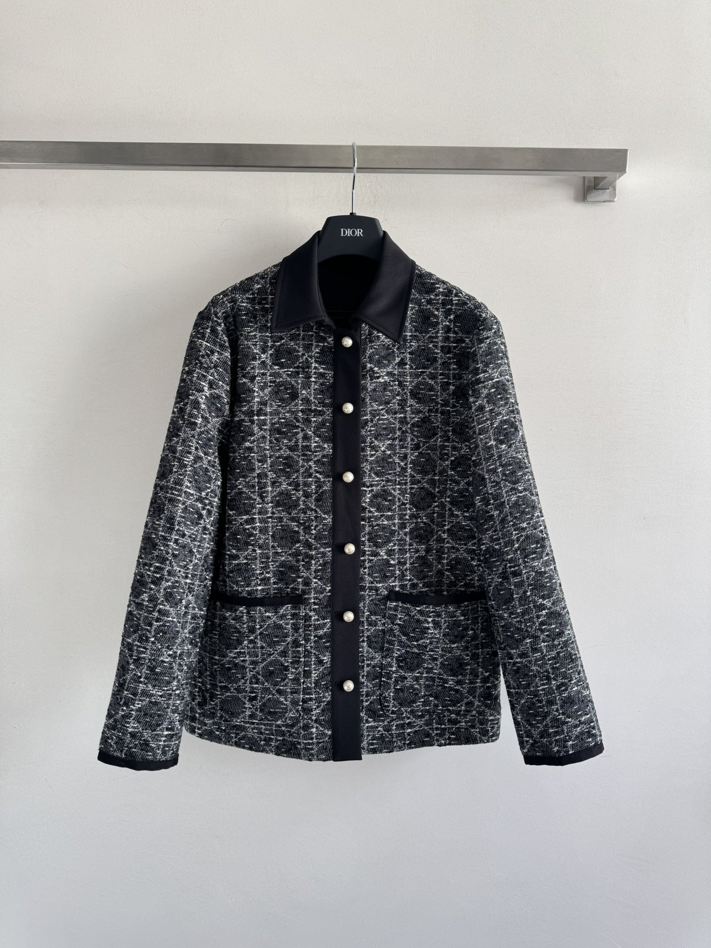 NO:577341,Dio*25 new autumn and winter cannage pattern jacquard lapel jacket. Contrast color lapel single-breasted design. High-end texture, full appearance, classic double pockets. Equipped with pearl buttons. Full of sophistication. With delicate contrasting yarn rules, the teng pattern is spread all over the body. The style is obvious, perfect interpretation of elegance, noble texture, fashionable and western style. Two-color SML, dior, jackets & coats, jackets & coats, alexander wang19860909Dio*25秋冬新款藤格纹提花翻领夹克外套 撞色翻领单排扣设计 质感高级,品相十足,经典双口袋 搭配珍珠纽扣 精致感满满 配合细腻的撞色纱线规则交织出腾格纹满铺于全身,格调立显,完美演绎优雅感,显贵显质感,时髦洋气.两色SML,,dior,jackets & coats,jackets & coats,alexander wang,Women's clothing