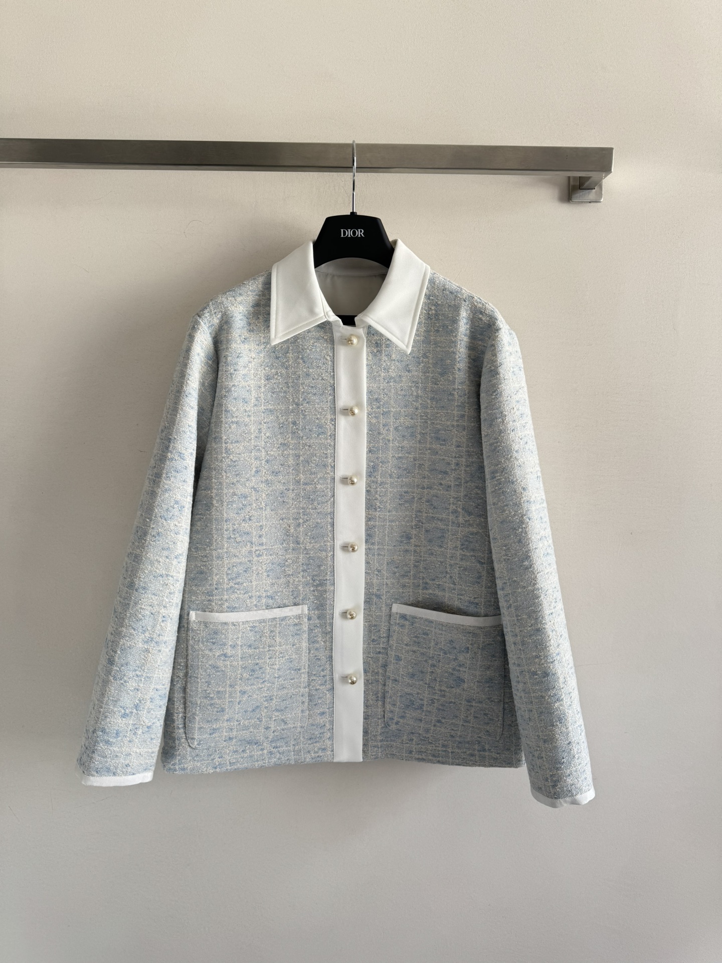 NO:577334,Dio*25 new autumn and winter cannage pattern jacquard lapel jacket. Contrast color lapel single-breasted design. High-end texture, full appearance, classic double pockets. Equipped with pearl buttons. Full of sophistication. With delicate contrasting yarn rules, the teng pattern is spread all over the body. The style is obvious, perfect interpretation of elegance, noble texture, fashionable and western style. Two-color SML, dior, jackets & coats, jackets & coats, alexander wang19860909Dio*25秋冬新款藤格纹提花翻领夹克外套 撞色翻领单排扣设计 质感高级,品相十足,经典双口袋 搭配珍珠纽扣 精致感满满 配合细腻的撞色纱线规则交织出腾格纹满铺于全身,格调立显,完美演绎优雅感,显贵显质感,时髦洋气.两色SML,,dior,jackets & coats,jackets & coats,alexander wang,Women's clothing