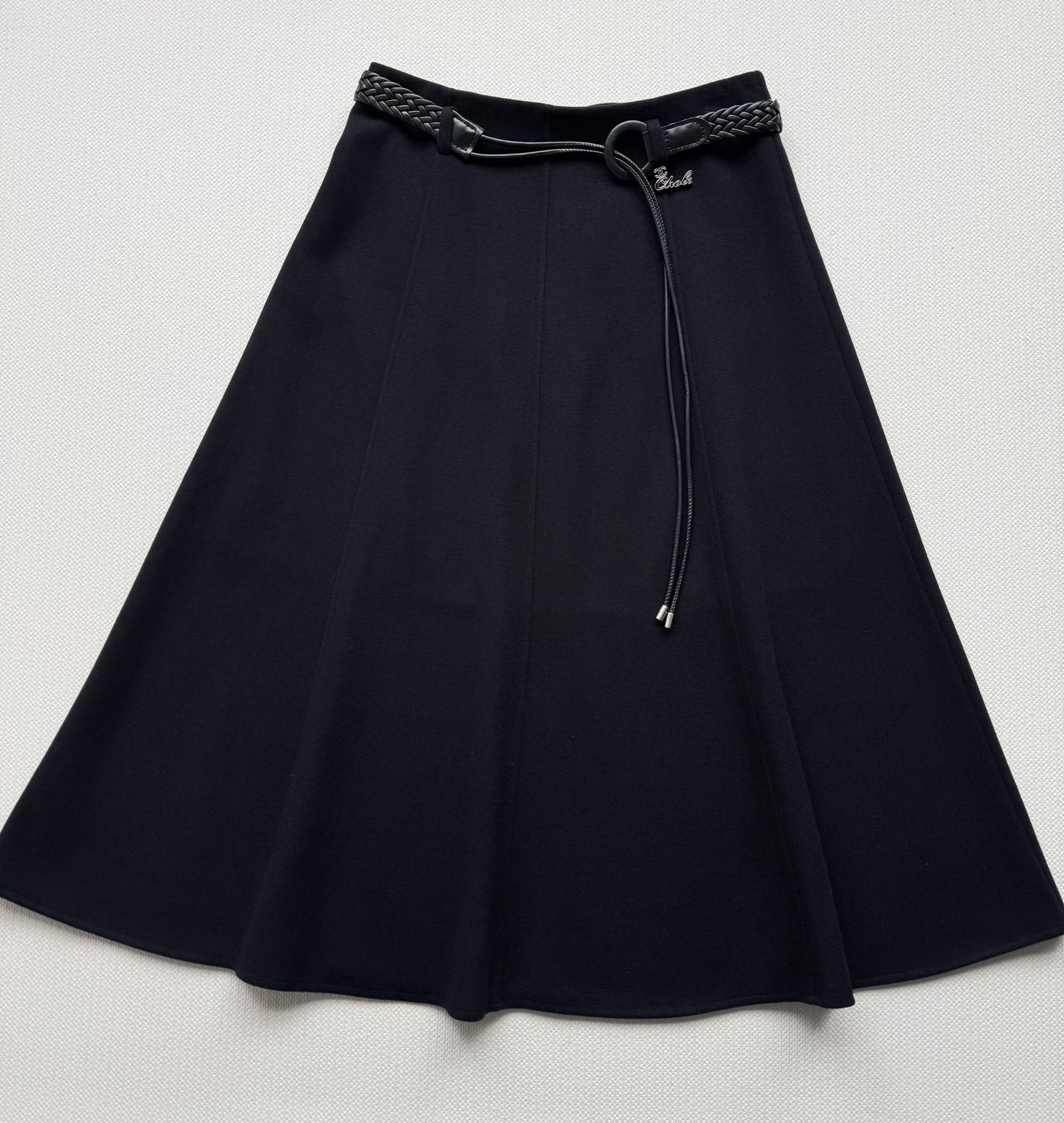 NO:577545,CHANE*25FW new belt-embellished skirt, high-waisted design, with unique belt decoration, A-line version, full of drape, modifying the body shape and making it slimmer!  The double C letter logo is embellished with a mid-length cut, showing an elegant and intellectual style!  Go with fashion!  Wear it and instantly improve your fashion index!  Every step has style, exuding confidence and charm. Two-color SML, chanel, skirts, alexander wang19860909CHANE*25FW新款腰带装饰半身裙 高腰设计,搭配独特腰带装饰 A字版型 垂坠感十足 修饰身形更显纤细！双C字母logo点缀中长款剪裁,展现优雅知性的风范！与时尚同行！穿上它,瞬间提升你的时尚指数！每一步都有风情,散发自信魅力两色SML,,chanel,skirts,alexander wang,Women's clothing