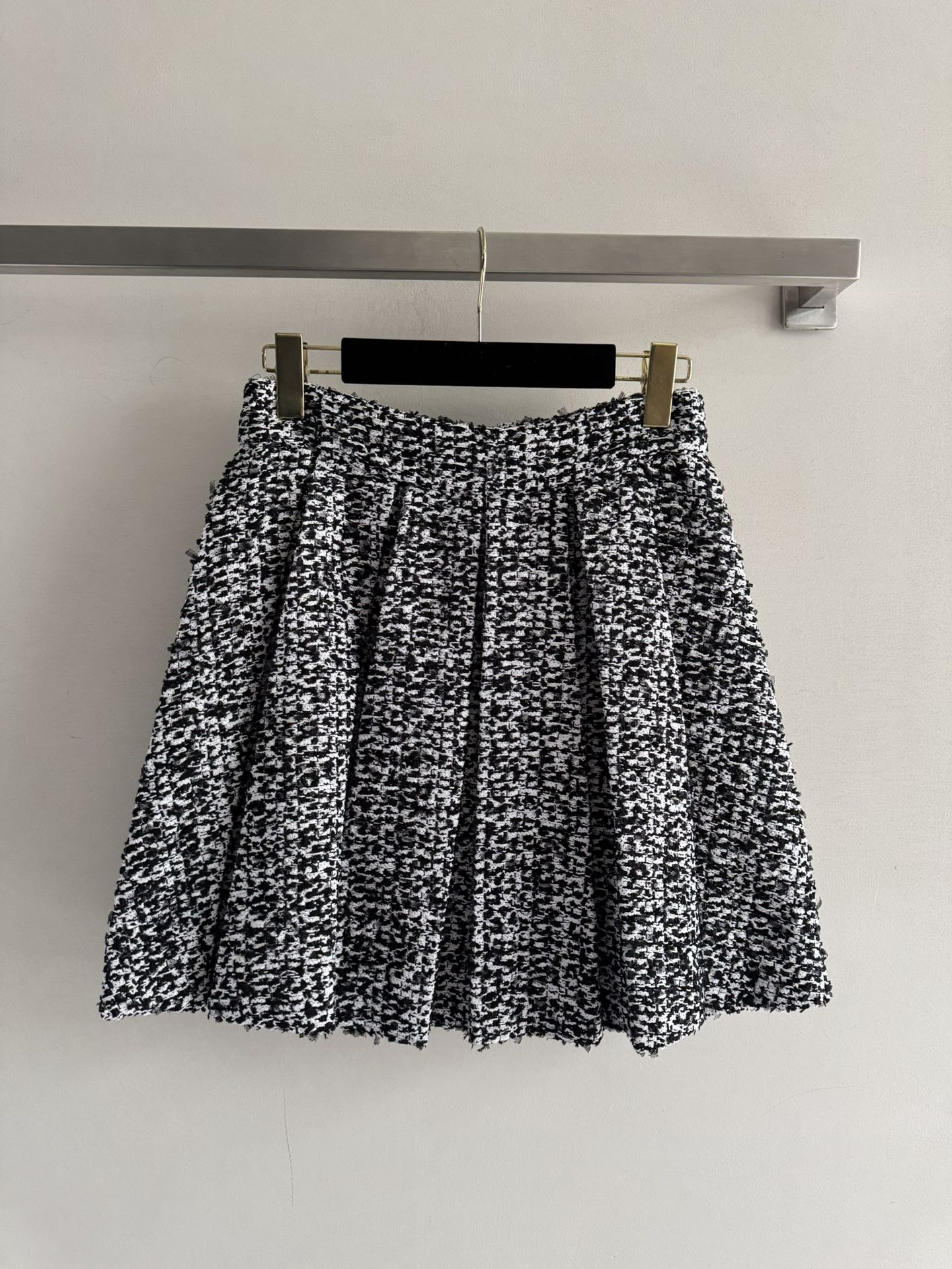 NO:577551,BALMAI*25 new autumn and winter duffle mini-style skirt. The atmosphere is simply full of exquisiteness and eye-catching. Retro and noble, the upper body can easily match the golden proportion figure. The temperament of a lady. The small fragrance is simply a must-have and versatile item in every girl's wardrobe. Size/S-M-L,, balmain, skirts, gold, alexander wang19860909BALMAI*25秋冬新款粗呢小香风半裙 氛围感简直拉满精致吸睛 复古高贵绝绝子 上身轻松拿捏黄金比例身材 气质名媛 小香风简直是每一个少女衣柜里必备的一件百搭单品Size/S-M-L,,balmain,skirts,gold,alexander wang,Women's clothing