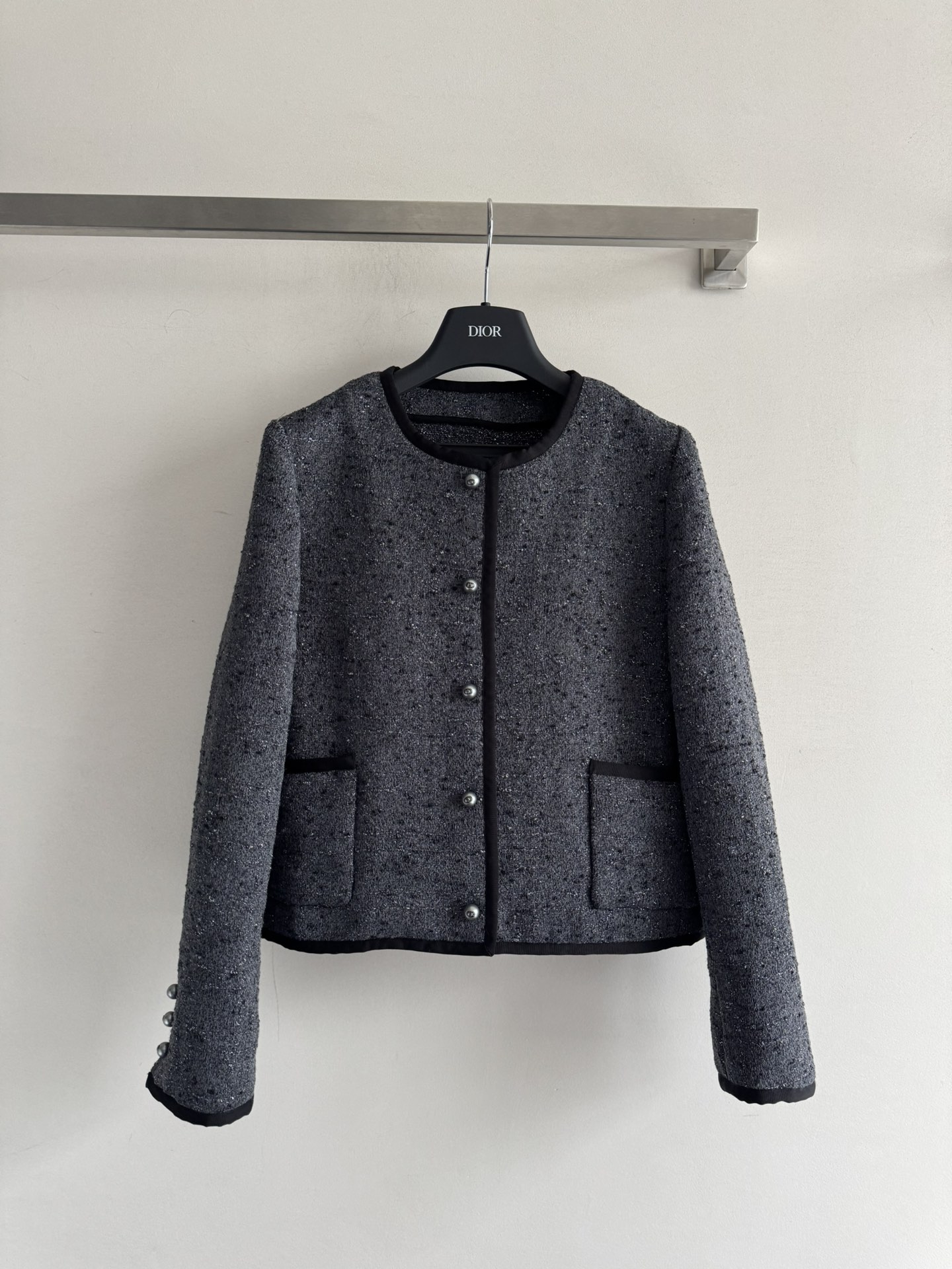 NO:577557,Dio*25 new autumn and winter webbing-trimmed small jacket. Classic short cut version. The upper body is smart and stylish. It shows energy. The specially customized fabric CD pattern embossed silver buttons are also very special. French socialite style monochrome SML, dior, jackets & coats, alexander wang19860909Dio*25秋冬新款织带镶边小外套 经典的小短款剪裁版型 上身干练有型 很显精气神 特殊定制的面料 CD图案浮雕银色扣子也很特别 ,法式名媛气质单色SML,,dior,jackets & coats,alexander wang,Women's clothing