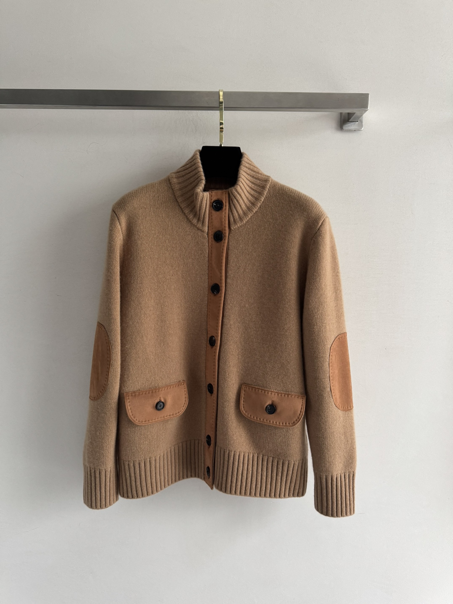 NO:636238,Lor Pian* new autumn and winter old money style cashmere cardigan. Three yarn thickened wool mixed cashmere placket and pocket sleeve turtleback are all hand-cut leather with full sense of detail. They are all made of mela suede and you can feel the mellow atmosphere of autumn and winter just by looking at it. The stand-up collar design with button opening is warm and practical. The color series is high-end and reflects the old money style to the extreme~ a must-have for fashion wear. SML, women's clothing, loro piana, chamois leather, alexander  wang19860909Lor Pian*秋冬新款老钱风穿搭羊绒开衫 三纱加厚羊毛混合羊绒门襟与口袋袖子龟背都是手工裁皮满满的细节感 全是咩咩麂皮光是看就仿佛能感受到秋冬醇厚的气息 纽扣开合的立领设计 保暖又实穿 色系高级 极致体现老钱风~时尚穿搭必备 SML,女装,loro piana,chamois leather,alexander wang,Women's clothing