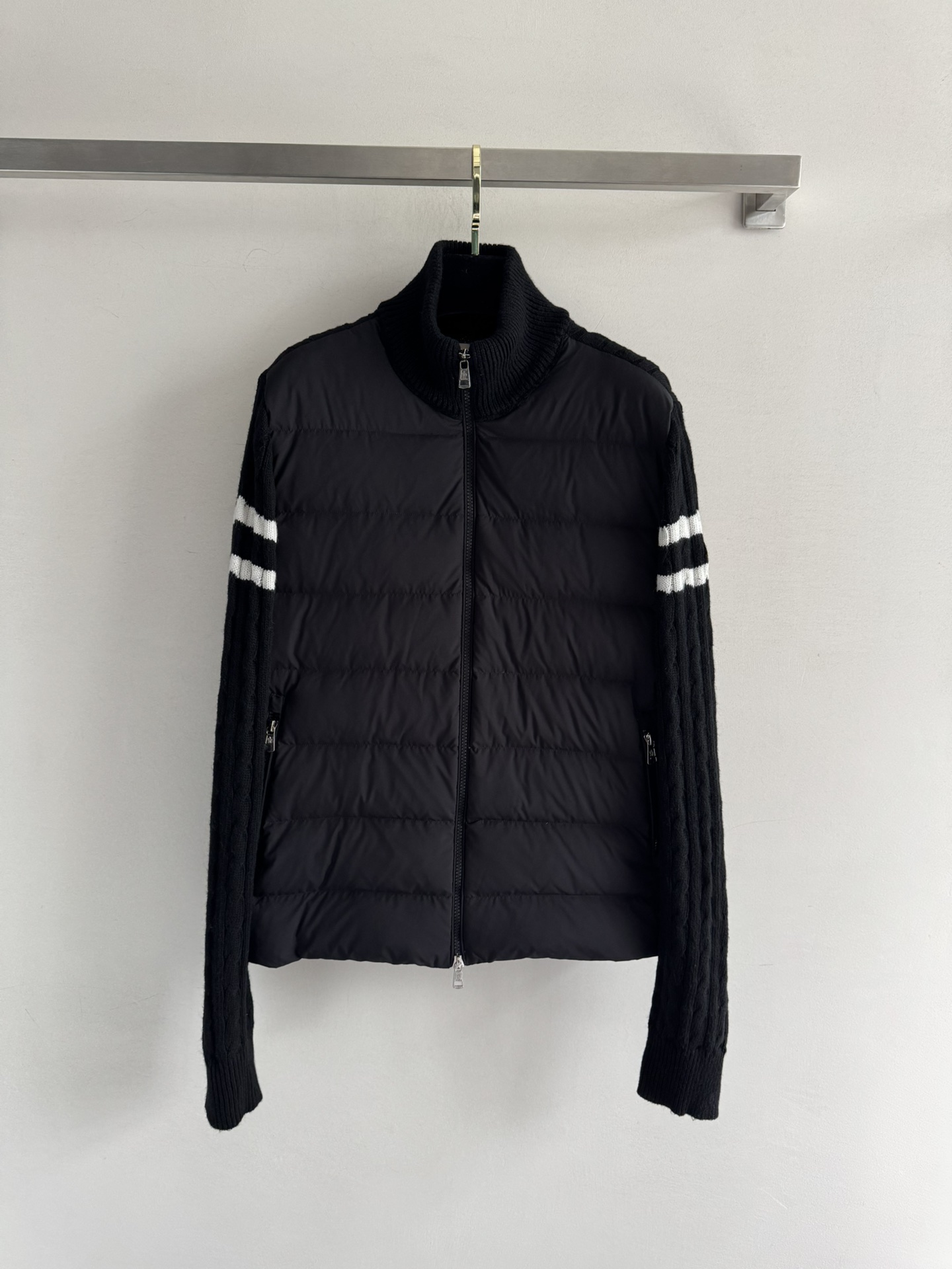 NO:637314,Moncle*25FW's new wool splicing down jacket sweater and down jacket splicing design not only retains the thermal performance of down jackets, but also incorporates the fashion elements of sweaters, making the overall garment both practical and fashionable. The high collar design not only provides excellent thermal insulation, but also adds a unique sense of fashion, allowing the wearer to maintain style in the cold season. The parallel stripe embellishment and twist pattern are clearly visible. The full details inject vitality and movement into the overall shape, making the garment more eye-catching!  SML-,Menggou-clothing,Moncler,sweaters,down jacket,alexander wang19860909Moncle*25FW新款毛织拼接羽绒服毛衣与羽绒服拼接设计,既保留了羽绒服的保暖性能,又融入了毛衣的时尚元素,使服装整体既实用又时尚高领设计不仅提供了出色的保暖效果,更增添了一份独特的时尚感,让穿着者在寒冷的季节里也能保持风度 加上双杠条纹点缀搭配麻花纹路清晰可见 满满的细节 为整体造型注入了活力与动感,使服装更加引人注目！SML-,蒙口-服装,Moncler,sweaters,down jacket,alexander wang,Women's clothing