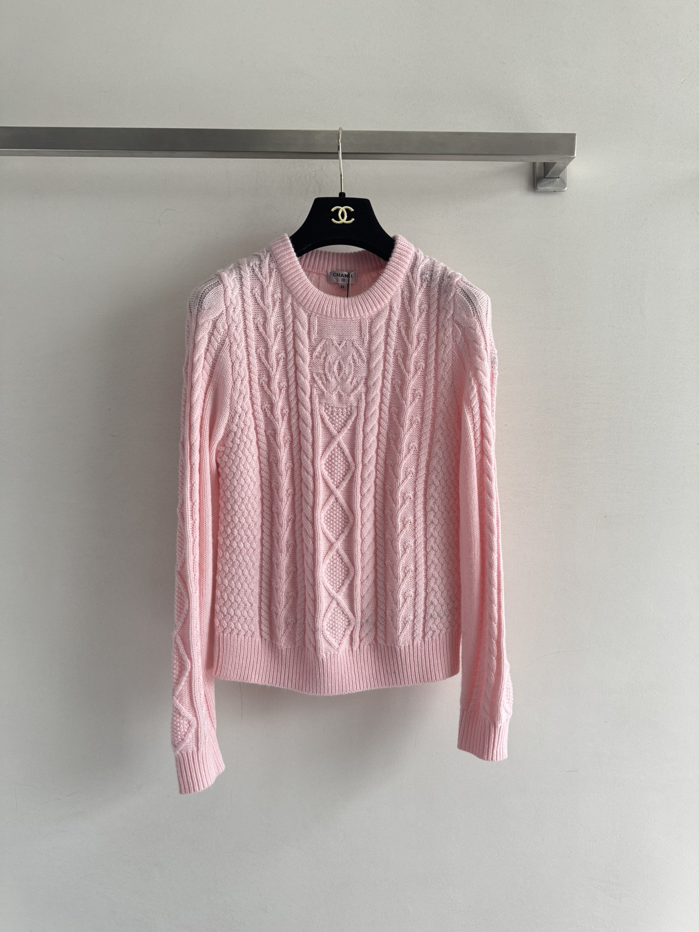 NO:577822,CHANE*25FW new pullover sweater with a round neck, simple and versatile texture, soft and comfortable texture, looks gentle whether worn inside or on its own. The regular version is comfortable and unrestricted on the upper body, and can be worn for daily commuting!  3 colors SML,,chanel,alexander wang19860909CHANE*25FW新款套头针织衫圆领简洁百搭,质感柔软舒适,不管内搭还是单穿都显温柔气质 常规版型上身自在无束缚,日常通勤都可穿！3色SML,,chanel,alexander wang,Women's clothing