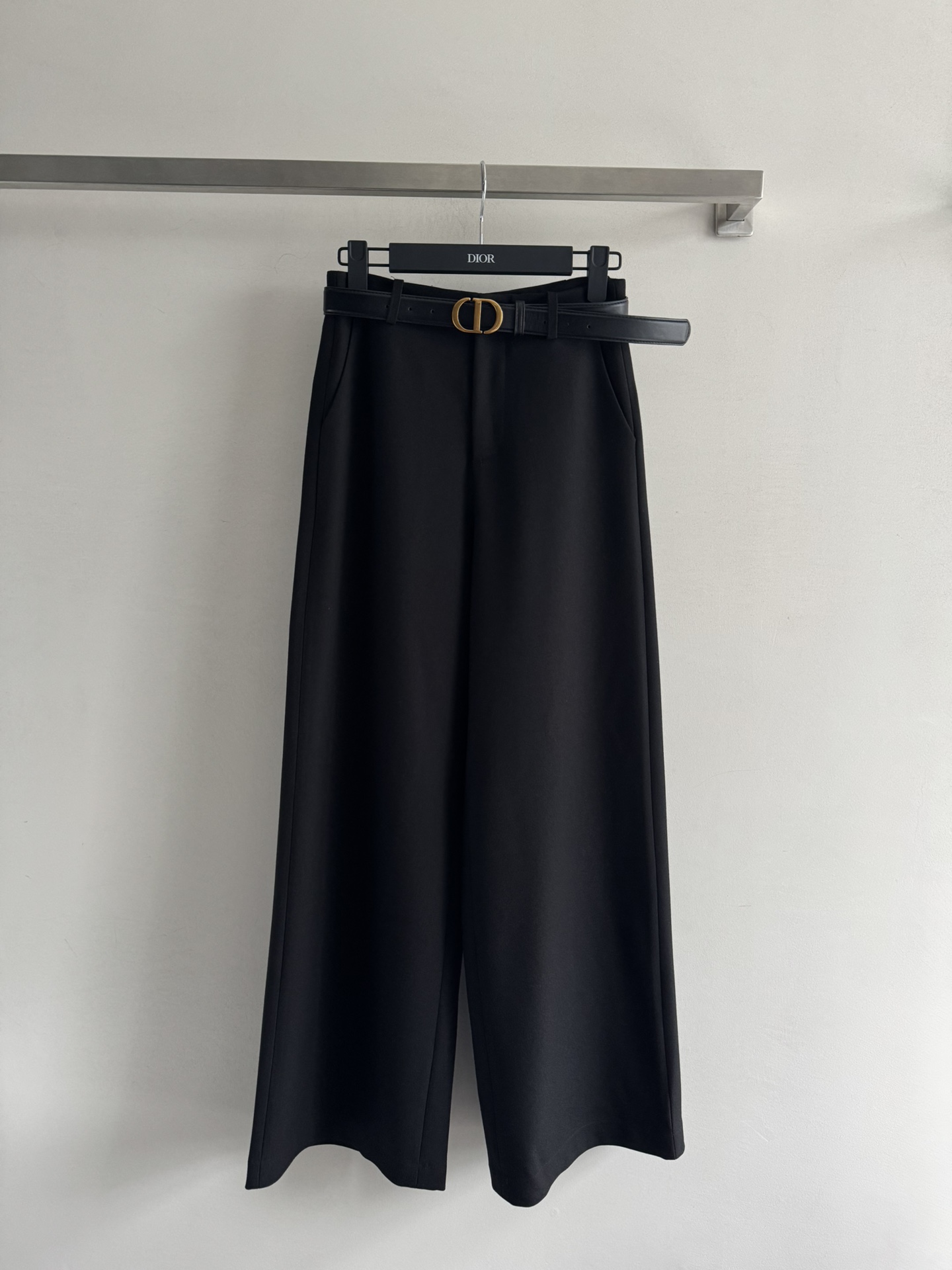 NO:637547,Dio*’s new wool wide-leg pants are wide-leg casual straight-leg pants that are super slimming on the upper body. Minimalist fashion essentials are a must-have. The three-dimensional cut straight wide-leg pants are handsome and versatile!  The imported wool fabric makes the pants drapey yet crisp, casual yet clean and neat, perfectly modifying the shape of the legs!  The shape is slimming and perfect!  2SML-,Dior-clothing,dior,dior,alexander wang19860909Dio*新款羊毛阔腿裤阔腿休闲直筒裤 上身超显瘦 极简主义时髦精必入 立体剪裁直筒阔腿裤帅气又百搭！进口羊毛面料让裤子具有垂感又不失挺括感,随性中又透着一股干净利落,完美修饰腿型！版型显瘦绝绝子！2SML-,迪奥-服装,dior,dior,alexander wang,Women's clothing