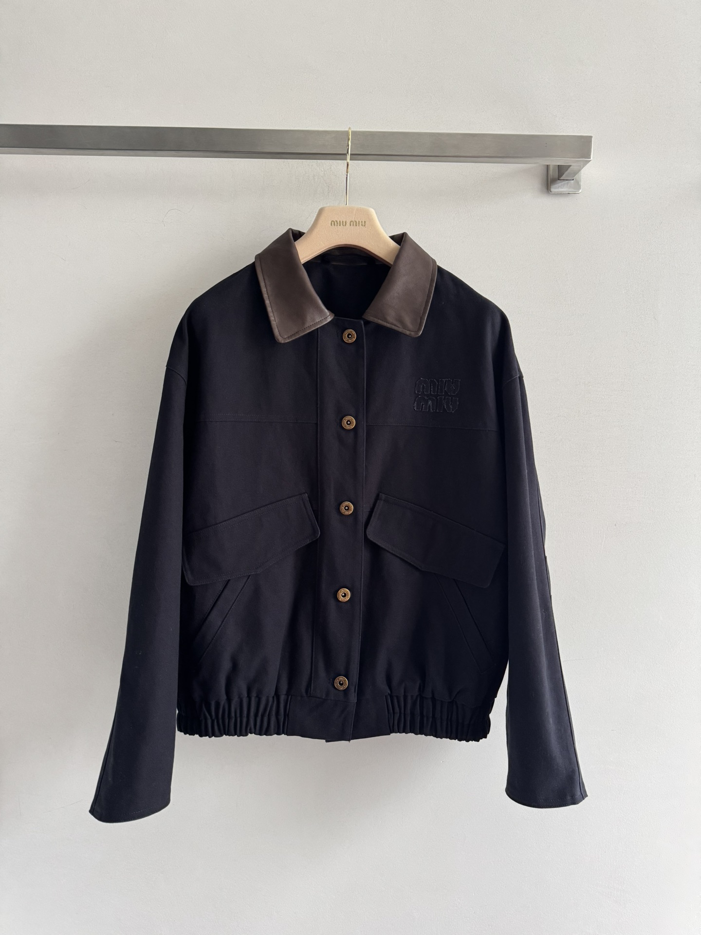 NO:638120,The leather collar splicing design of MiuMi25FW's new work jacket enhances the overall sense of high-end. The imported cotton material has been fermented and washed with super good texture and shows a retro color. There are two large pockets on the front, which is highly practical and has a loose three-dimensional tailoring. It makes you look taller and slimmer, and can be easily managed for commuting and leisure. The style is versatile and changeable. SML-, Miu Miu-clothing, miumiu, jackets & coats, alexander wang19860909MiuMi25FW新款工装夹克皮领拼接设计 提升整体高级感 进口棉质材质经过酵洗质感超好 呈现复古色泽 正面设有两个大口袋,实用性强,宽松版型立体剪裁 显高显瘦,通勤休闲都能轻松驾驭,风格百搭多变SML-,缪缪-服装,miumiu,jackets & coats,alexander wang,Women's clothing