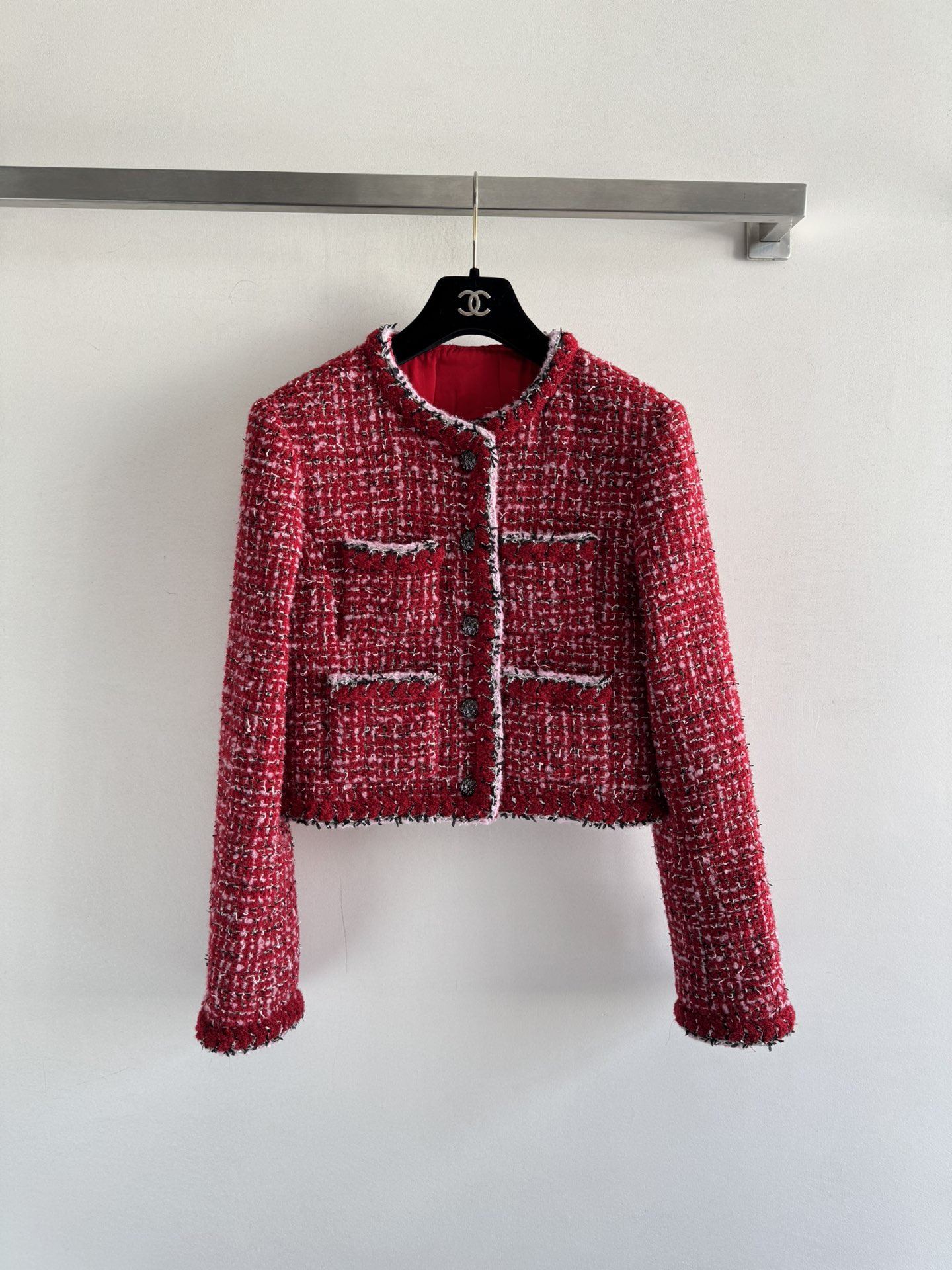 NO:578298,CHANE*25 new style for autumn and winter. Retro red small fragrant style tweed jacket. Short shoulder style. The texture of the fabric is very nice. Customized double C exquisite buttons make it more advanced. The red color is very upright and beautiful. It shows the whiteness of a lady. White and rich beauty must enter ~ huge western style SML,,chanel,jackets & coats,alexander wang19860909CHANE*25秋冬新款 复古红色小香风粗花呢外套 正肩小短款版型 面料质感很nice定制双C精致钮扣显得更加高级红色很正美丽显白 名媛气质 白富美必入～巨洋气SML,,chanel,jackets & coats,alexander wang,Women's clothing