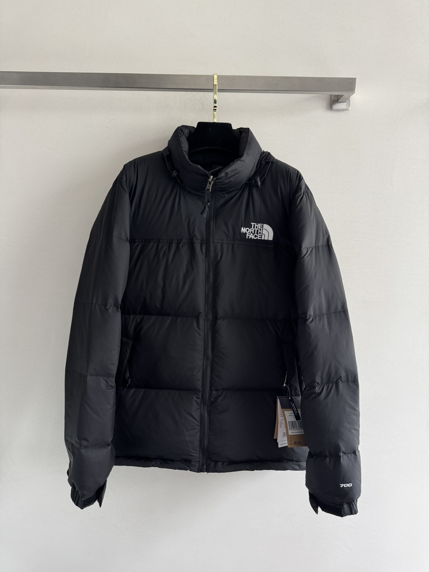 NO:578304,Comes with a dust bag, the classic THE NORTH FAC* contrasting color splicing down jacket from the North in autumn and winter. Specially customized fabrics are soft and breathable. It feels smooth and waxy. Stand-up collar design. The inner filling is made of national standard 85 down. The down filling is excellent and has high warmth. It is the same style for men and women. It is fashionable and versatile. The upper body is very handsome. It is very light, easy to wear and has texture. Classic but not outdated, the classic brand logo is embellished on the chest and back. The upper body is fashionable and elegant!  Highly recommended, must-have items XS-S-M-L-XL- XXL,,The North Face,down jacket,alexander wang19860909配防尘袋经典款THE NORTH FAC* 秋冬北面撞色拼接羽绒服 特别定制面料轻柔透气 手感滑糯 立领设计 内里填充物采用国标85羽绒 充绒量超赞 保暖性高 男女同款元气时尚又百搭 上身帅气十足 巨轻盈好穿又有质感的一款 经典不过时胸前和背后呈现经典的品牌Logo点缀 上身时髦大气！超推荐必入款XS-S-M-L-XL- XXL,,The North Face,down jacket,alexander wang,Women's clothing