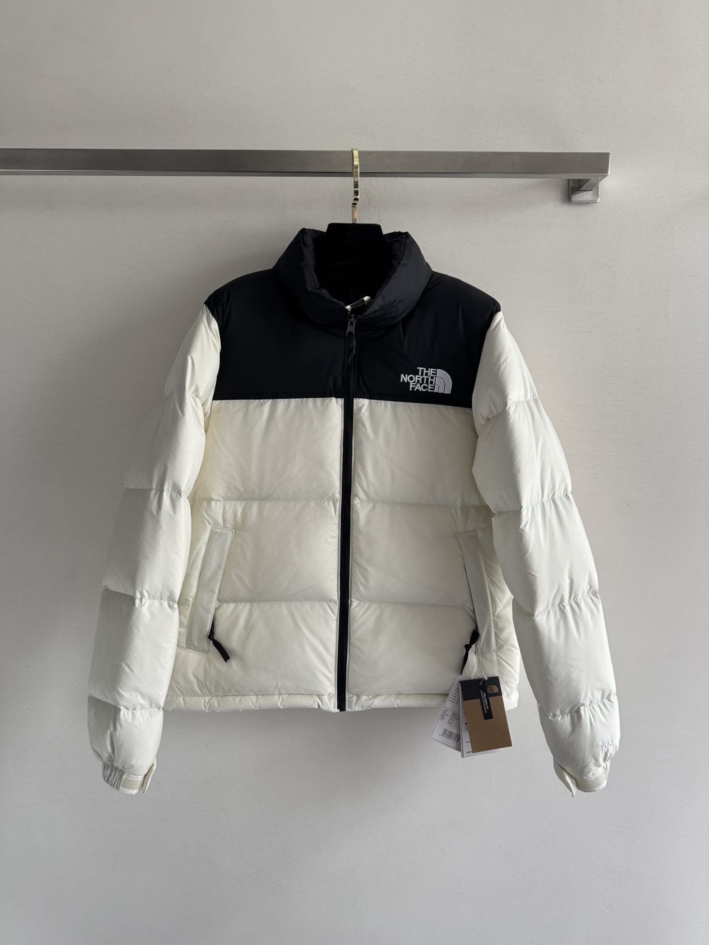 NO:578310,Comes with a dust bag, the classic THE NORTH FAC* contrasting color splicing down jacket from the North in autumn and winter. Specially customized fabrics are soft and breathable. It feels smooth and waxy. Stand-up collar design. The inner filling is made of national standard 85 down. The down filling is excellent and has high warmth. It is the same style for men and women. It is fashionable and versatile. The upper body is very handsome. It is very light, easy to wear and has texture. Classic but not outdated, the classic brand logo is embellished on the chest and back. The upper body is fashionable and elegant!  Highly recommended, must-have items XS-S-M-L-XL- XXL,,The North Face,down jacket,alexander wang19860909配防尘袋经典款THE NORTH FAC* 秋冬北面撞色拼接羽绒服 特别定制面料轻柔透气 手感滑糯 立领设计 内里填充物采用国标85羽绒 充绒量超赞 保暖性高 男女同款元气时尚又百搭 上身帅气十足 巨轻盈好穿又有质感的一款 经典不过时胸前和背后呈现经典的品牌Logo点缀 上身时髦大气！超推荐必入款XS-S-M-L-XL- XXL,,The North Face,down jacket,alexander wang,Women's clothing