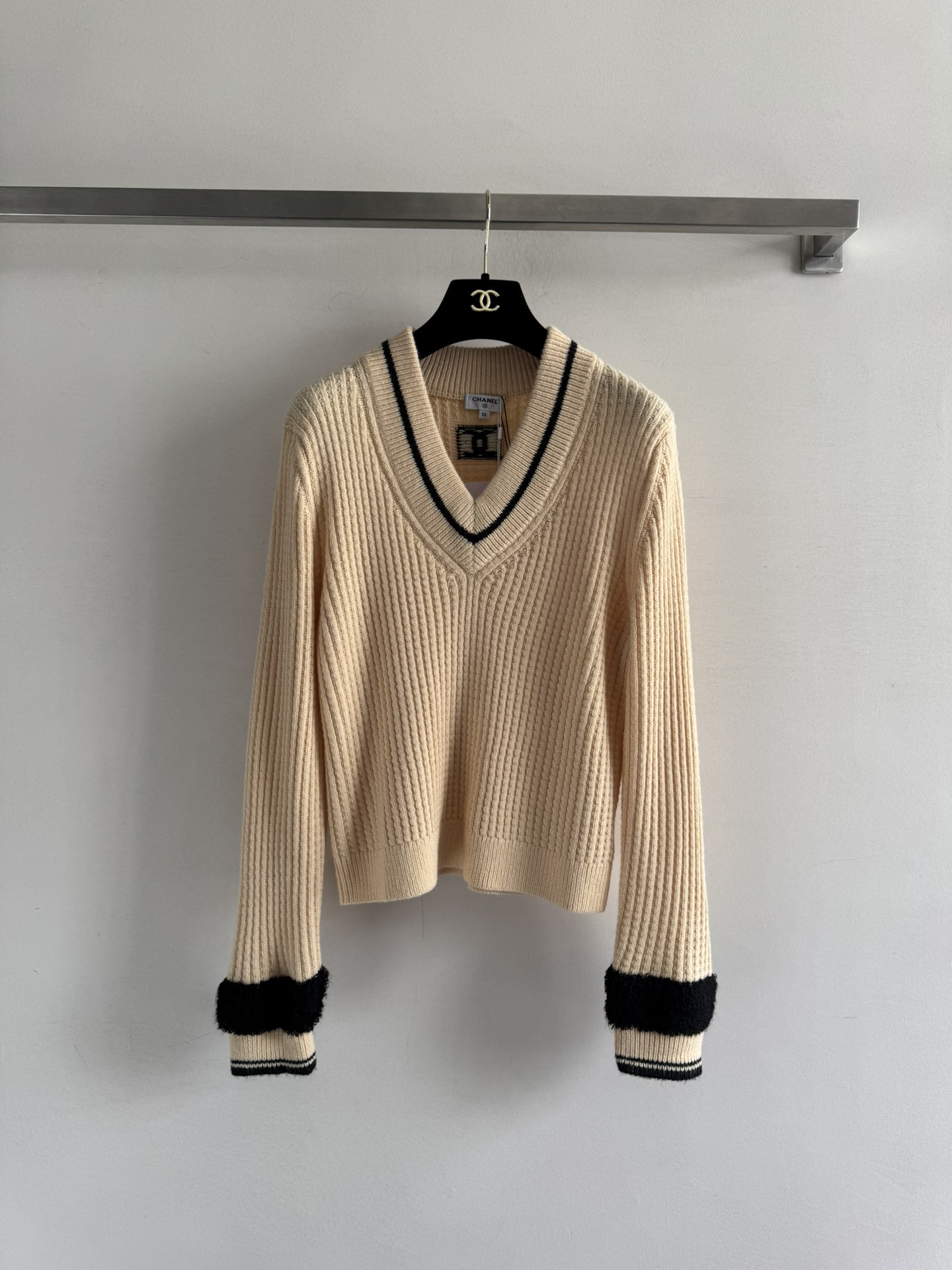 NO:578505,240CHANE*25FW new V-neck sweater. A sweater with a full sense of atmosphere. The double C brand logo is embellished on the back. The wool fabric feels soft. You can wear it with any combination to create a different temperament. It is very Korean~ It looks good no matter how you match it. SML,,chanel,sweaters,alexander wang19860909240CHANE*25FW新款V领毛衣 氛围感满满的一款毛衣背后双C品牌logo点缀 羊毛面料手感柔软 随意搭配都穿出不一样的气质,非常韩系～怎么搭都好看SML,,chanel,sweaters,alexander wang,Women's clothing