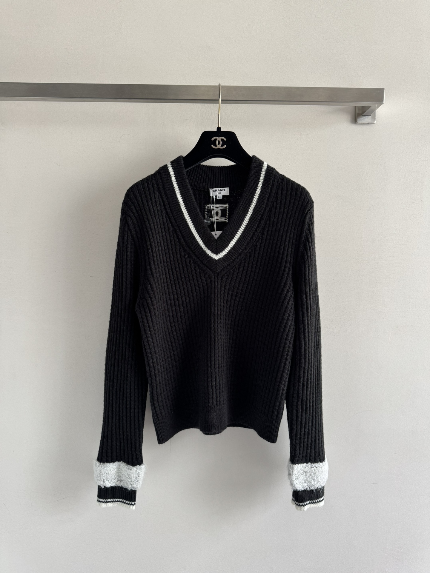 NO:636355,CHANE*25FW new V-neck sweater. A sweater with a full atmosphere. The double C brand logo is embellished on the back. The wool fabric feels soft. You can wear it with any combination to create a different temperament. It is very Korean~ Looks good no matter how you match it! SML!  ,Chanel-clothing,chanel,chanel,sweaters,alexander wang19860909CHANE*25FW新款V领毛衣 氛围感满满的一款毛衣背后双C品牌logo点缀 羊毛面料手感柔软 随意搭配都穿出不一样的气质,非常韩系～怎么搭都好看SML！,香奈儿-服装,chanel,chanel,sweaters,alexander wang,Women's clothing