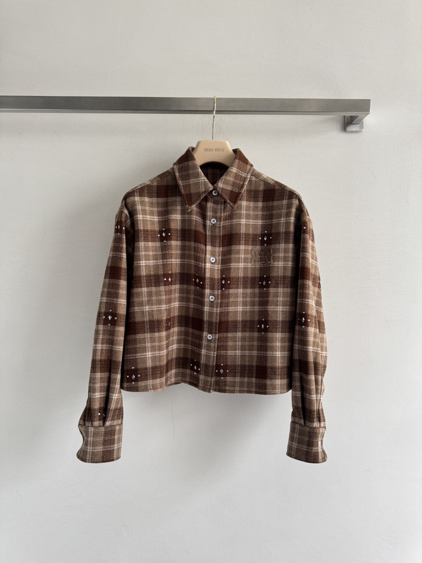 NO:636353,MiuMi*25FW new autumn and winter atmospheric plaid long-sleeved shirt. Maillard color retro high-end chest patch letter embroidery embellishment with exquisite hot diamond decoration. Must-have for age reduction~wool blend. Comfortable, thick and practical. Every detail reveals the temperament of a miu girl. Suitable for wearing alone or as an inner layer. It looks so good. SML, Miu Miu-clothing, miumiu, shirts, alexander wang19860909MiuMi*25FW新款秋冬氛围感格纹长袖衬衫 美拉德色系复古高级胸前贴布字母刺绣点缀搭配精致烫钻装饰 减龄必备～羊毛混纺 舒适厚实又实穿每一处细节都透露出miu女孩的气质 不管单穿还是内搭都合适 简直太好看啦SML,缪缪-服装,miumiu,shirts,alexander wang,Women's clothing