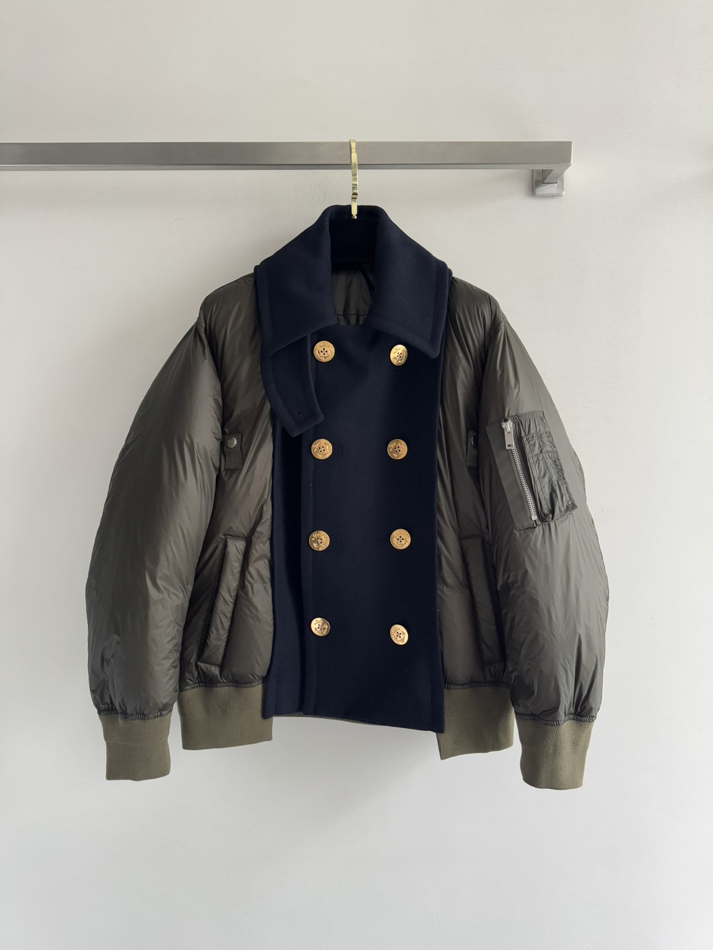 NO:578683,Comes with dust bag saca*25FW new style. Contrast color splicing flight suit jacket, spliced ​​lapel double-breasted wool fabric. Super warm and full of design. Breaking the dullness of autumn and winter, retro and trendy style. The buttons and details are self-recognizable. The pockets on the sleeves are decorated with zippers. Very personalized. A down jacket that is worth buying. SML-,,jackets & coats,down jacket,alexander wang19860909配防尘袋saca*25FW新款 撞色拼接飞行服外套,拼接翻领双排扣羊毛面料 超级暖和 满满的设计感 打破秋冬沉闷,复古新潮风格 纽扣和细节自带辨识度 袖子上口袋做了拉链装饰 超有个性 非常值得入手的一款羽绒服SML-,,jackets & coats,down jacket,alexander wang,Women's clothing