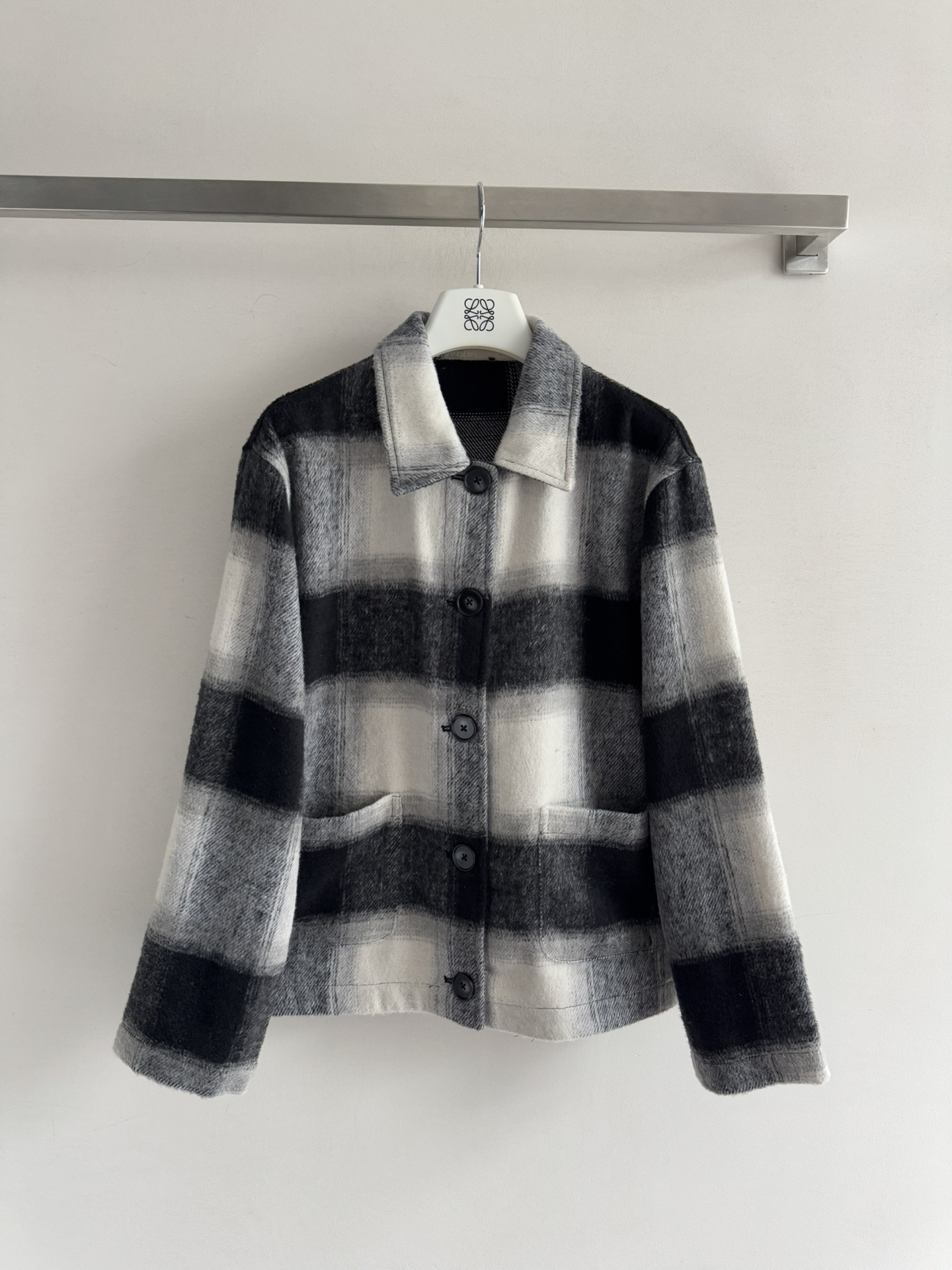 NO:702631,LOEW*25FW new autumn and winter atmosphere plaid shirt jacket, retro fashion, wool blended fabric, soft and delicate texture, comfortable, thick and practical, it looks great when worn as a small coat. SML, Loewe-clothing, loro piana, loewe, loewe, jackets & coats, shirts,19860909LOEW*25FW新款秋冬氛围感格纹衬衫外套 复古时尚 面料羊毛混纺 质感柔软细腻 舒适厚实又实穿当小外套穿搭简直太好看啦SML,罗意威-服装,loro piana,loewe,loewe,jackets & coats,shirts,,Women's clothing