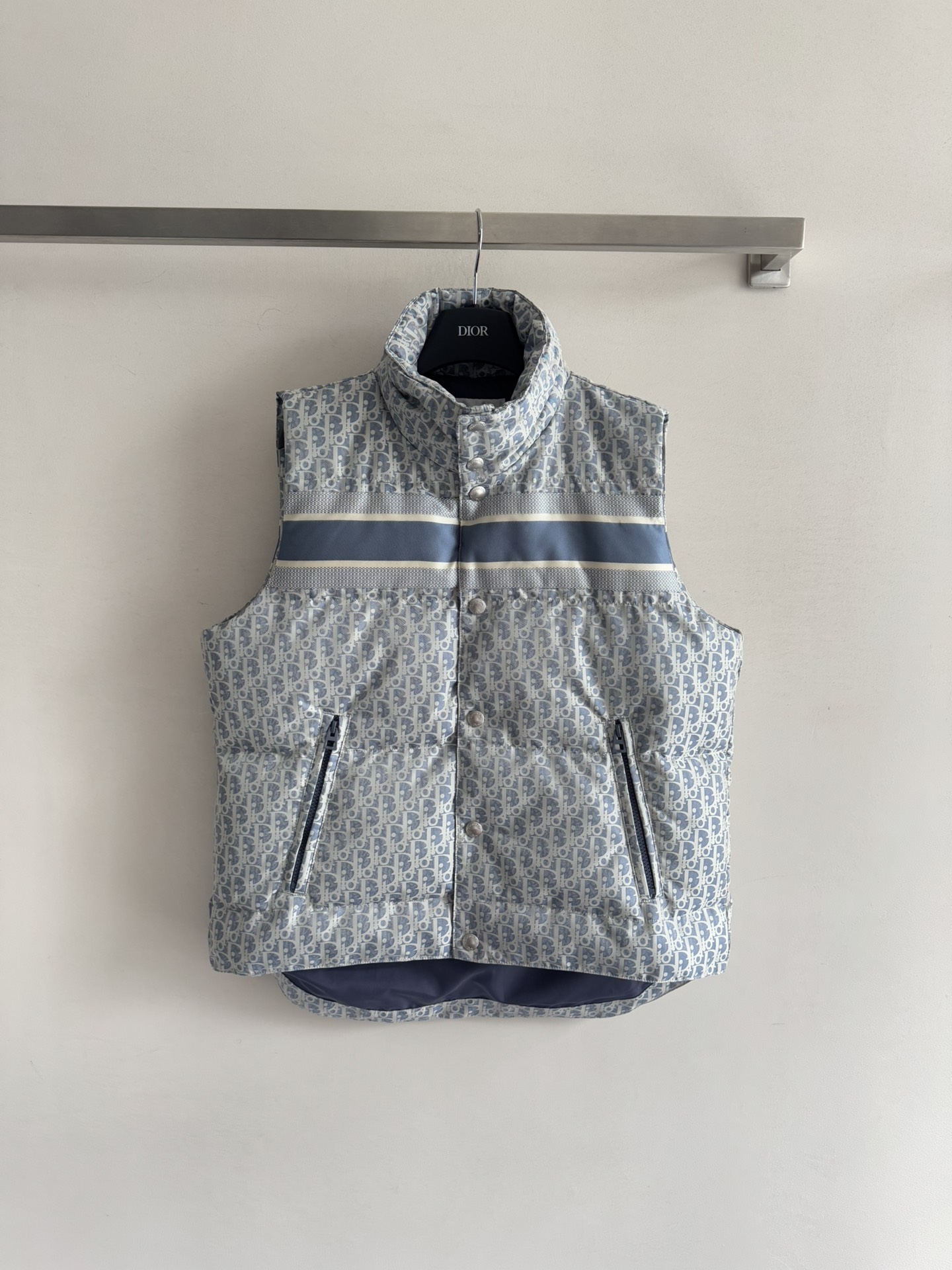 NO:579262,Comes with dust bag DIO*25 new autumn and winter series new down vest with lapel and stand-up collar. The whole piece is decorated with full logo jacquard design. H-cut. The upper body is fashionable and high-end. Low-key luxury SML, dior, down jacket, alexander wang19860909配防尘袋DIO*25秋冬新款系列新款羽绒马甲可翻领可立领 整件饰以满logo提花设计 H版型剪裁 上身时髦高级 低调奢华SML,,dior,down jacket,alexander wang,Women's clothing