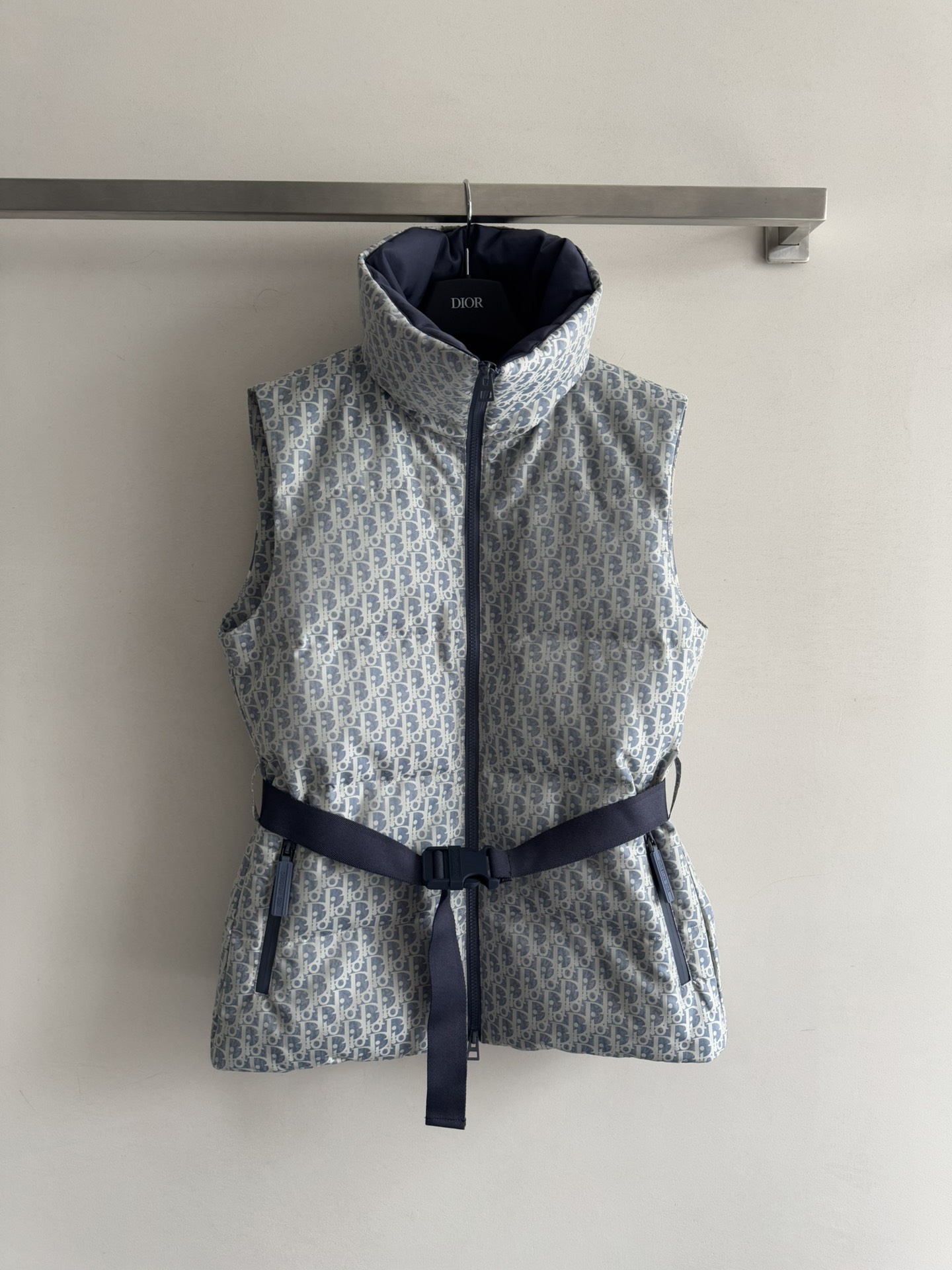 NO:579265,Comes with dust bag DIO*25 new autumn and winter presbyopic ski down vest. This jacket is from the DiorAlps limited series, which combines the aesthetic style of sportswear with Do's haute couture spirit. It is carefully made of quilted taffeta technical fabrics and decorated with Oblique prints. It has a stand-up collar design, side zipper pockets, and technical fabrics that highlight the waist curve. The back of the belt is decorated with the Christian Dio logo of the same color, which enhances the style. It keeps the upper body warm without compressing the body and has excellent thermal insulation.  High-end, low-key and rich, slim waist and not bloated. Good quality. Must buy in autumn and winter ~ SML, dior, loro piana, jackets & coats, down jacket, alexander wang19860909配防尘袋DIO*25秋冬新款老花滑雪羽绒马甲 这款夹克来自DiorAlps限定系列,将运动服饰的美学风格与Do的高订精神融为一体采用绗缝塔夫绸科技面料精心制作饰以Oblique印花,立领设计,侧面拉链口袋,搭配突显腰部曲线的科技面料 腰带背面饰以同色调Christian Dio标志,提升格调,上身保暖不压身保暖性非常好 高级低调又富贵,收腰显瘦不臃肿品质好秋冬必入～SML,,dior,loro piana,jackets & coats,down jacket,alexander wang,Women's clothing