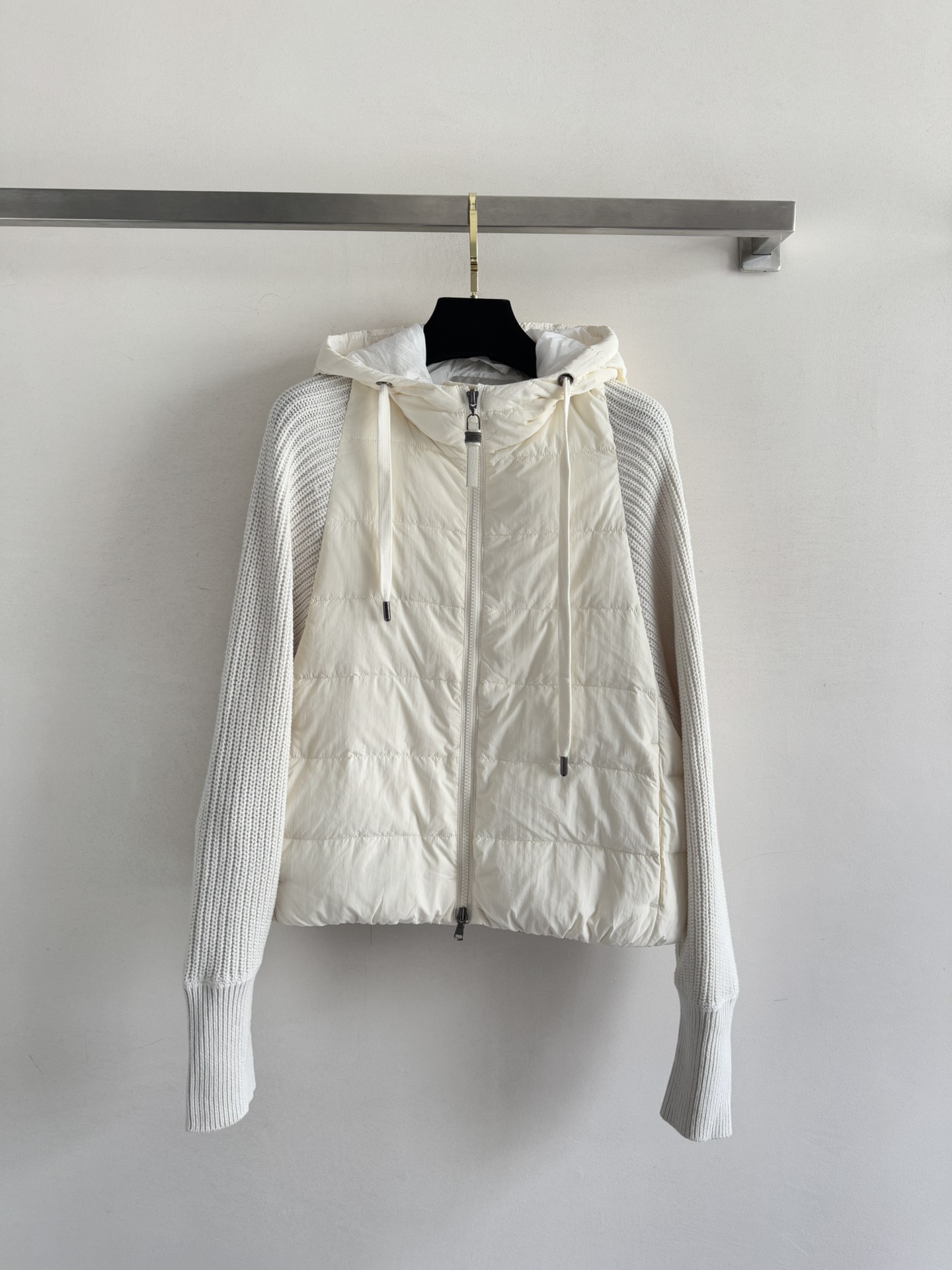 NO:579414,Comes with dust bag Brunello Cucinel*25 autumn and winter hooded spliced down matte waterproof nylon body and ultra-soft virgin wool cashmere mulberry silk blend knitted sleeves. The down part is filled with white goose down, which is lightweight and warm without being bulky. The practical hood with drawstring adds an extra layer of comfort to the jacket. The pavé bead pull tab on the open zipper jumps in the rows, making it versatile and casual.  Integrate casual style with multi-functional design and exquisite details. A cool and cool item that is indispensable for concave shape. Warm and versatile. SML-,, brunello cucinelli, jackets & coats, down jacket, hats, alexander wang19860909配防尘袋Brunello Cucinel*25秋冬连帽拼接羽绒哑光防水尼龙衣身与超柔软的初剪羊毛羊绒桑蚕丝混纺针织衣袖组合羽绒部分为白鹅绒填充轻便保暖不臃肿 带抽绳的实用兜帽为外套多了一份舒适感,开襟拉链上的密镶镶珠拉片在行中跳跃出泽泽光辉,休闲百搭 将休闲格调与多功能设计和精致细节融于一体凹造型不可缺的酷飒单品 保暖百搭不挑人SML-,,brunello cucinelli,jackets & coats,down jacket,hats,alexander wang,Women's clothing