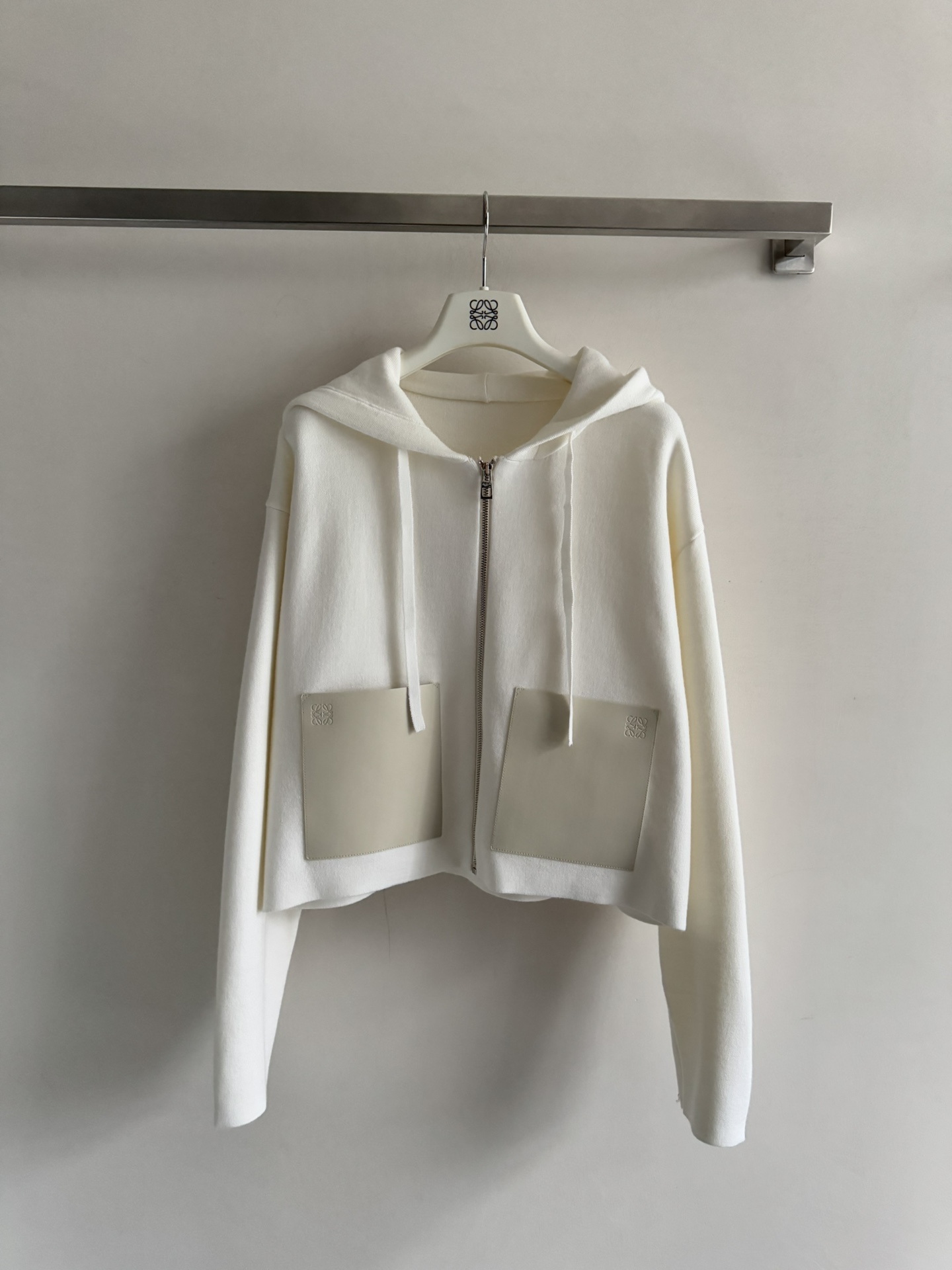 NO:586892,LOEW*25 new autumn and winter hooded wool cardigan. Leather logo pocket design is eye-catching. Simple but not monotonous. Super fashionable and grand. Easily create a gentle temperament. Versatile for daily commuting. SML-,,loewe,hats,alexander wang19860909LOEW*25秋冬新款连帽羊毛开衫 皮质logo口袋设计 更是眼前一亮 虽简约却不单调 超显时尚感又大气 轻松打造温柔气质 日常通勤百搭 SML-,,loewe,hats,alexander wang,Women's clothing