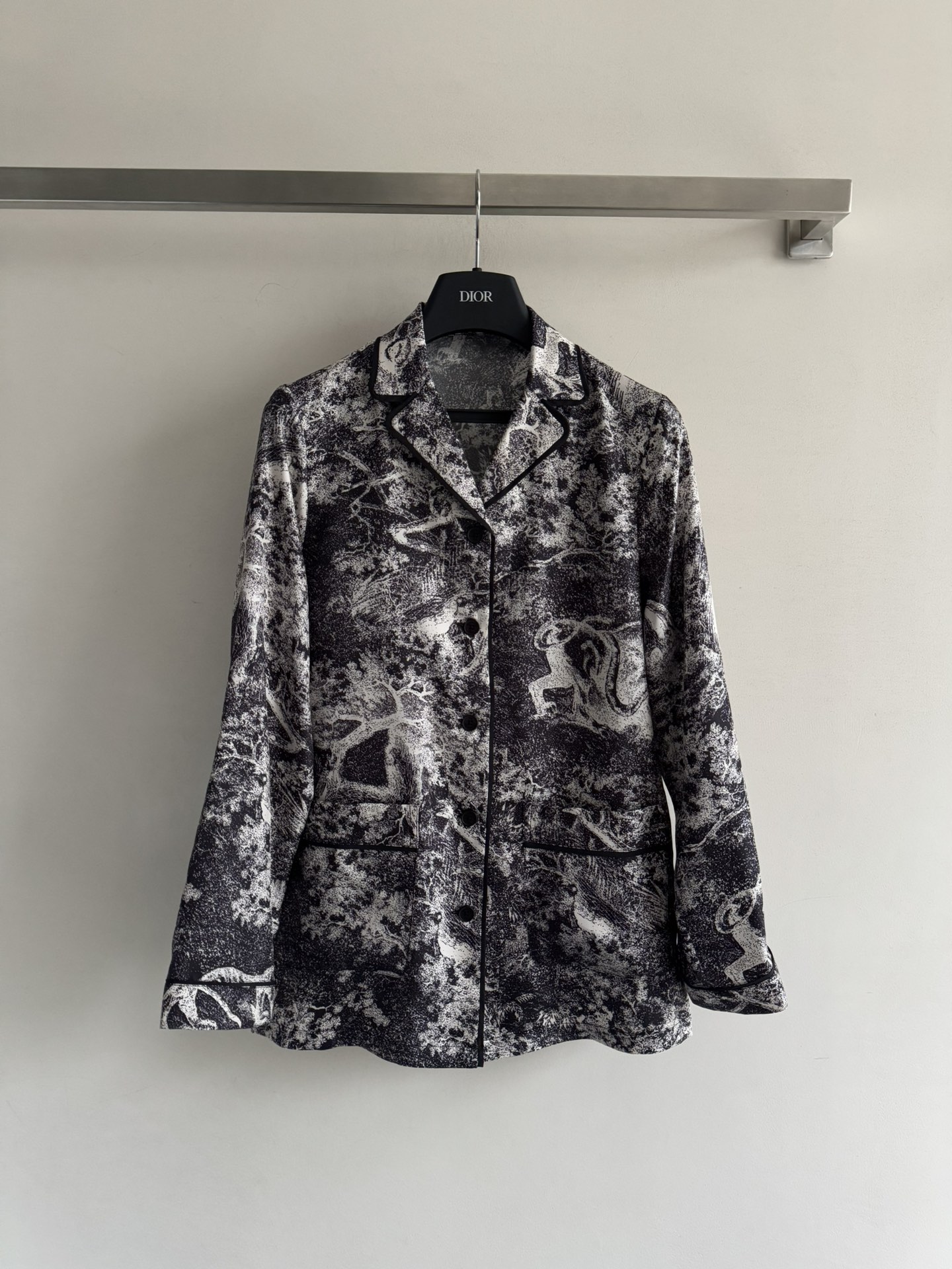 NO:586889,Dio*25FW new home style series silk shirt twill silk fabric feels smooth and delicate, the upper body is comfortable against the skin, the latest ink animal print pattern, advanced color matching can be worn with series of silk trousers, fashionable pajamas style SML, dior, real silk, alexander wang19860909Dio*25FW新款家居风系列真丝衬衣斜纹真丝面料触感顺滑细腻,上身贴肤舒适最新水墨动物印花图案,高级配色可搭配系列真丝长裤穿搭,时髦的睡衣风SML,,dior,real silk,alexander wang,Women's clothing