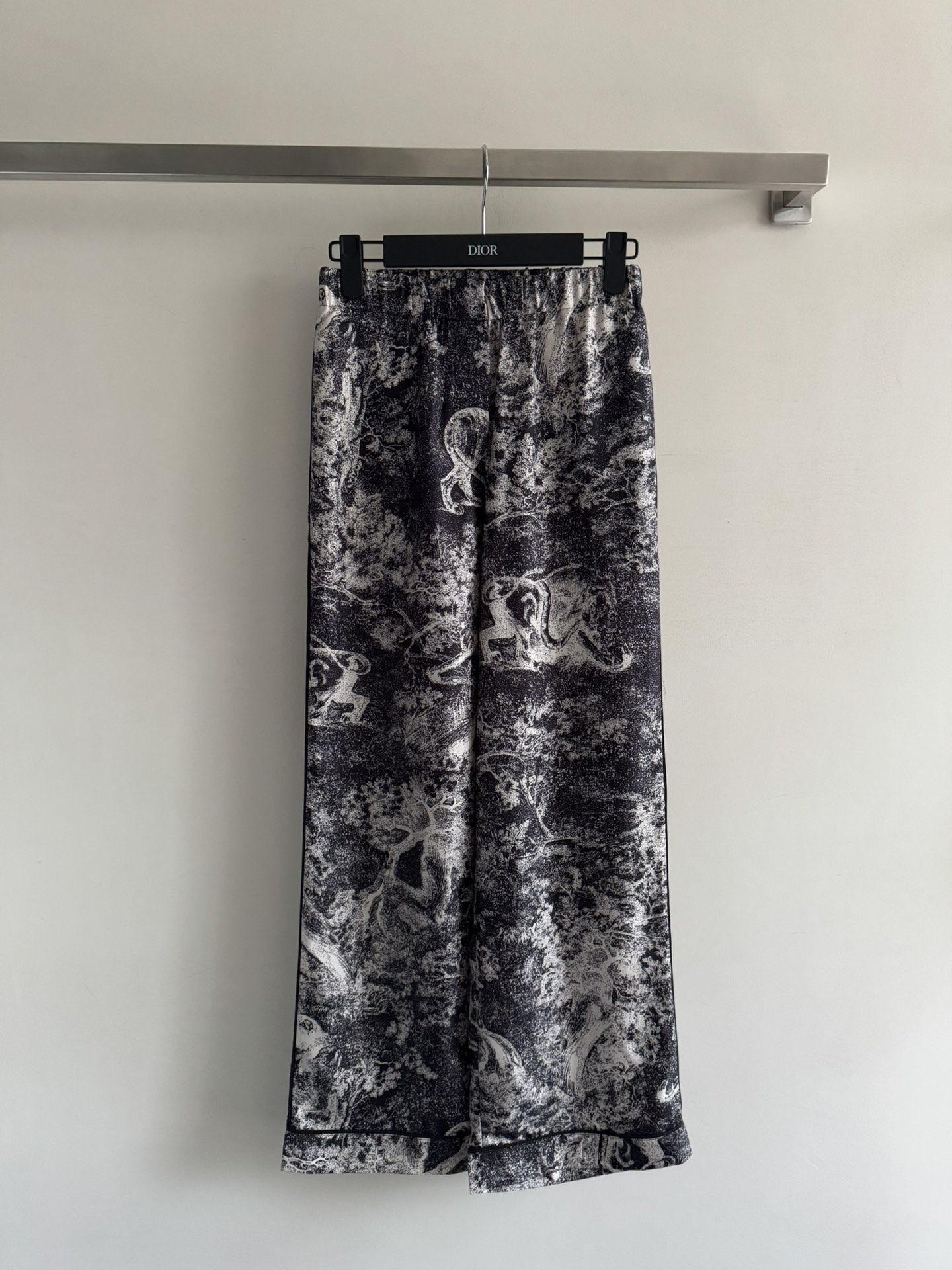 NO:579597,Dio*25FW new home-style silk pants twill silk fabric feels smooth and delicate, and the upper body is comfortable against the skin. The latest animal print pattern, advanced color matching embellishes a unique exotic style, and the wide-leg design with elastic waist is more inclusive. It can be worn with a series of shirts, fashionable pajamas style SML, dior, real silk, alexander wang19860909Dio*25FW新款家居风真丝裤子斜纹真丝面料触感顺滑细腻,上身贴肤舒适最新动物印花图案,高级的配色点缀出别样异域风情,松紧腰的阔腿版型设计更有包容性可搭配系列衬衣穿搭、时髦的睡衣风SML,,dior,real silk,alexander wang,Women's clothing