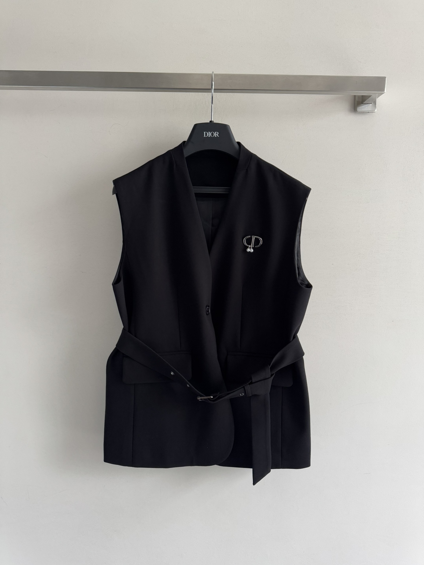 NO:586896,DIO*25 new autumn and winter V-neck vest. H-shaped cut with belt decoration. It is elegant and elegant. Full marks for practicality and styling. Paired with CD brooch on the chest. A must-have universal c-position item to add sophistication. Wool blended fabric. The classic style gives an elegant style. It is versatile and suitable for commuting, gatherings and dates. Recommended to match with a series of skirts~SML-, dior, skirts, brooch, breastpin, alexander wang19860909DIO*25秋冬新款V领马甲 H版型剪裁搭配腰带装饰 简直气质又大气 实用性与造型感满分 胸前CD胸针搭配 增添精致感必备的万能c位穿搭单品羊毛混纺面料 经典款赋予优雅格调 通勤聚会约会都百搭适合推荐搭配系列半裙一套穿搭～SML-,,dior,skirts,brooch，breastpin,alexander wang,Women's clothing