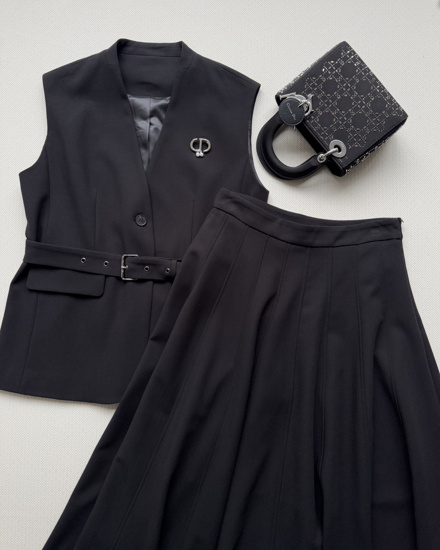 NO:586898,DIO*25FW new A-line pleated skirt. Simple, versatile and high-end. The upper body improves the overall proportion. The large skirt is cut with a very large hem. It is made of wool blended fabrics. It is soft and delicate. It has a super texture, generous and elegant temperament. It is a classic style that will not go out of style. I highly recommend wearing it with a series of vests~SML, dior, skirts, alexander wang19860909DIO*25FW新款A字百褶半身裙 简约百搭又高级 上身让整体比例提升 超绝绝子 大裙摆裁剪非常多工序采用羊毛混纺面料 柔软细腻 超有质感大方优雅气质 经典款又不会过时超推荐和系列马甲一套穿搭～SML,,dior,skirts,alexander wang,Women's clothing