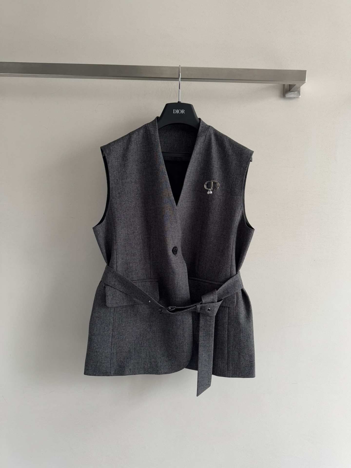 NO:579600,DIO*25 new autumn and winter V-neck vest. H-shaped cut with belt decoration. It is elegant and elegant. Full marks for practicality and styling. Paired with CD brooch on the chest. A must-have universal c-position item to add sophistication. Wool blended fabric. The classic style gives an elegant style. It is versatile and suitable for commuting, gatherings and dates. Recommended to match with a series of skirts~SML-, dior, skirts, brooch, breastpin, alexander wang19860909DIO*25秋冬新款V领马甲 H版型剪裁搭配腰带装饰 简直气质又大气 实用性与造型感满分 胸前CD胸针搭配 增添精致感必备的万能c位穿搭单品羊毛混纺面料 经典款赋予优雅格调 通勤聚会约会都百搭适合推荐搭配系列半裙一套穿搭～SML-,,dior,skirts,brooch，breastpin,alexander wang,Women's clothing